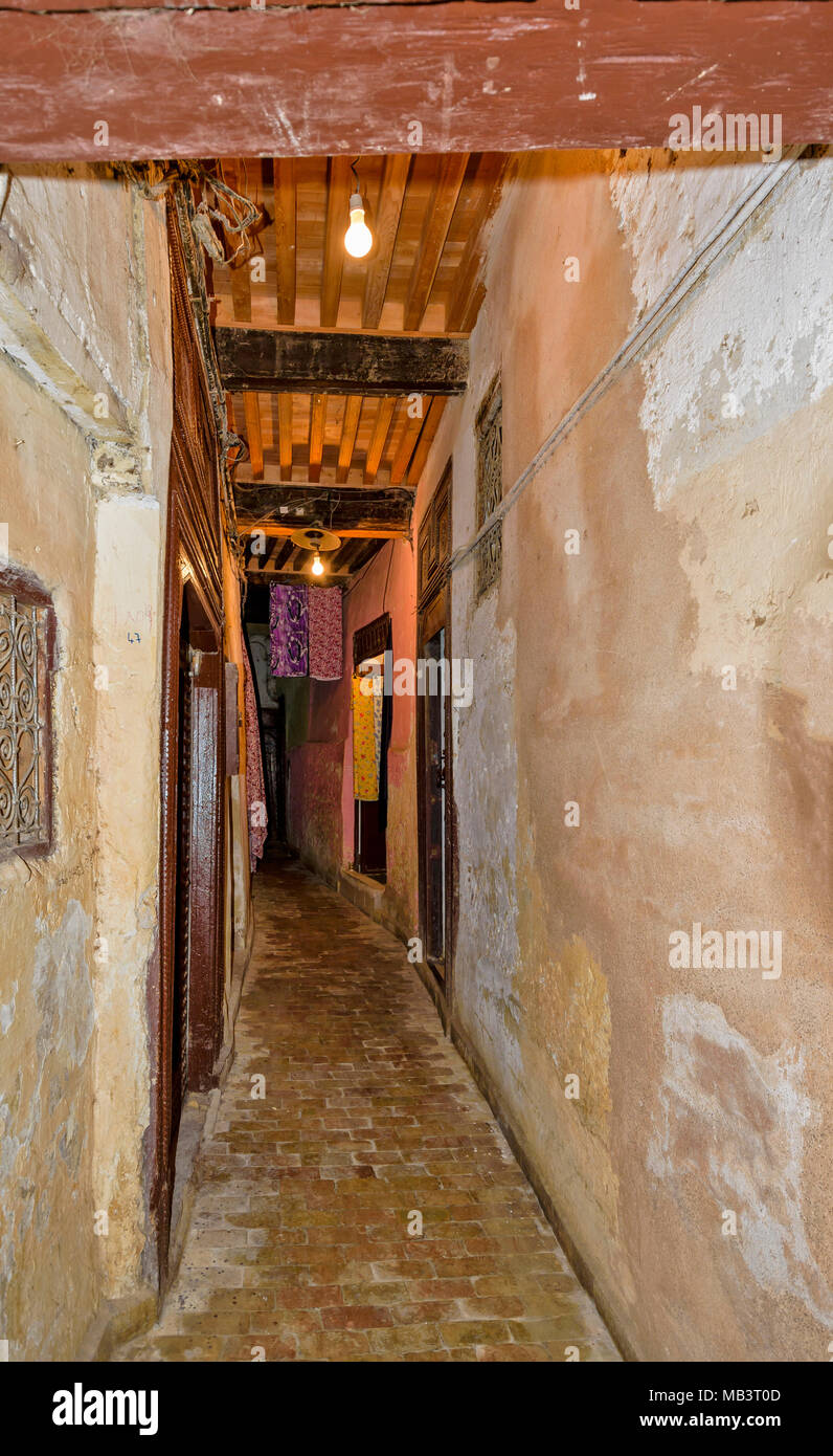 MOROCCO FES MEDINA SOUK A NARROW ALLEYWAY LEADING TO A LITTLE SHOP Stock Photo