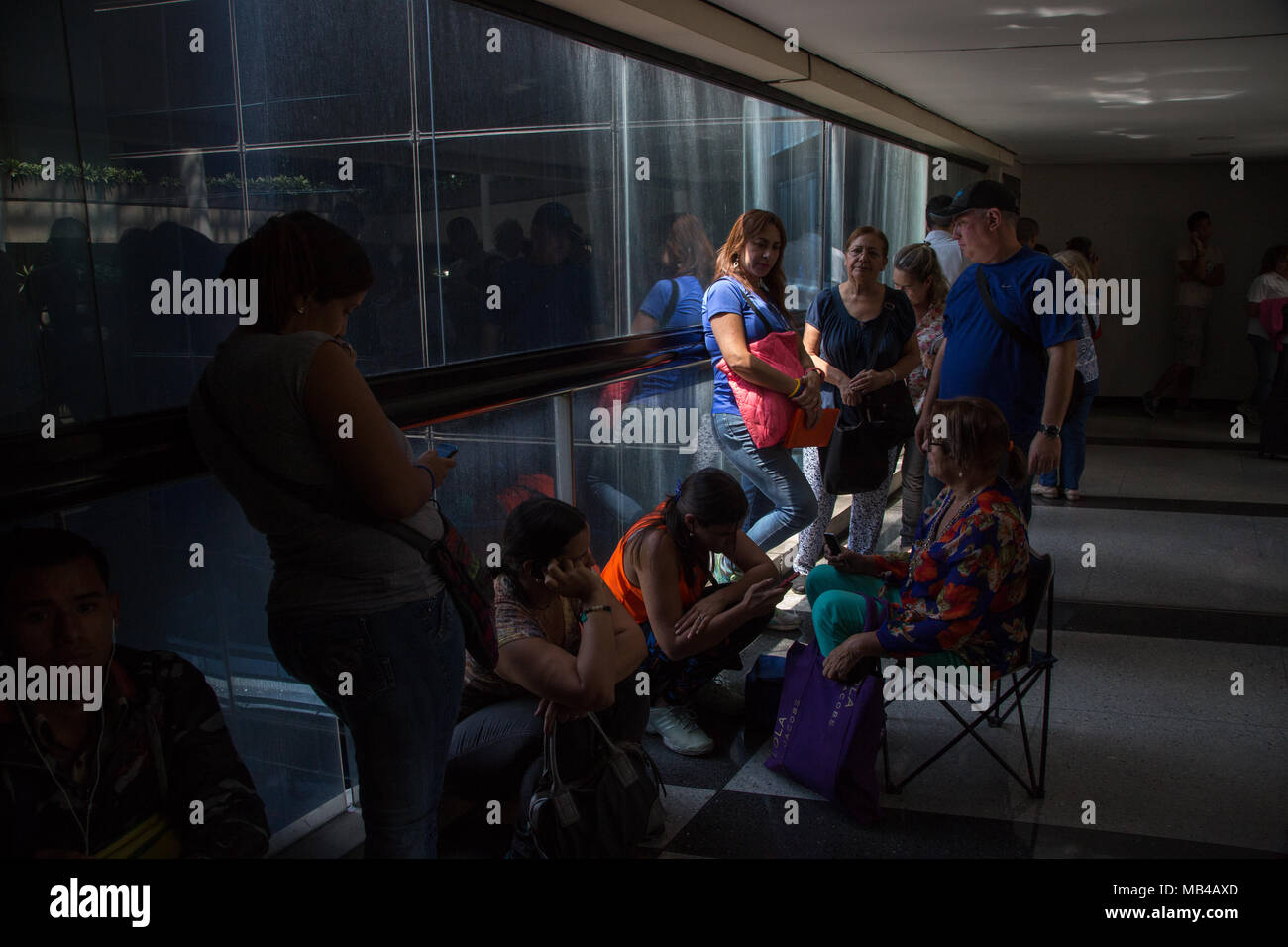 06 April 2018, Venezuela, Caracas: Clients stand in line in front of the Panamanian airline Copa Airlines' office in the Venezuelan capital. All flights of Copa Airlines to Venezuela have been cancelled after the Venezuelan government's decision of cancelling the economic and financial relationships to Pamana for 90 days. Copa Airlines had to cancel all the flights between both countries and promised to reimburse the tickets' cost to the affected costumers. Photo: Wil Riera/dpa Stock Photo