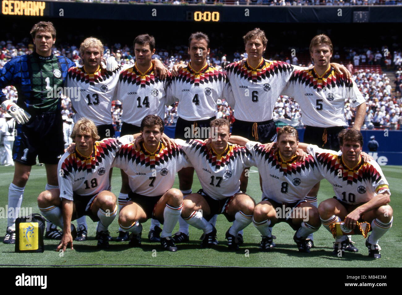 FIFA World Cup - USA 1994 10.7.1994, Giants Stadium, New York/New Jersey. World Cup Quarter Final, Bulgaria v Germany. Bulgaria line-up, standing from left: coach Dimitar Penev, Nasko Sirakov, Trifon Ivanov, Iordan Letchkov, Borislav Mihaylov, Zlatko Yankov, Emil Kostadinov. Kneeling: Krassimir Balakov, Hristo Stoitchkov, Petar Houbchev, Tsanko Tsvetanov, Ilian Kiryakov. Stock Photo