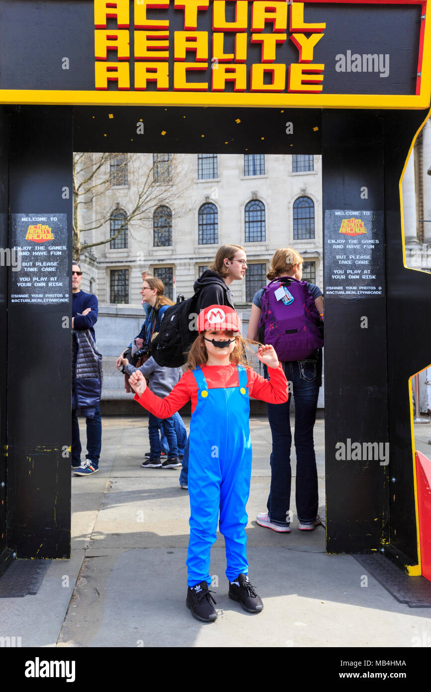 Trafalgar Square London 7th April 2018 A Young Girl Has Fun