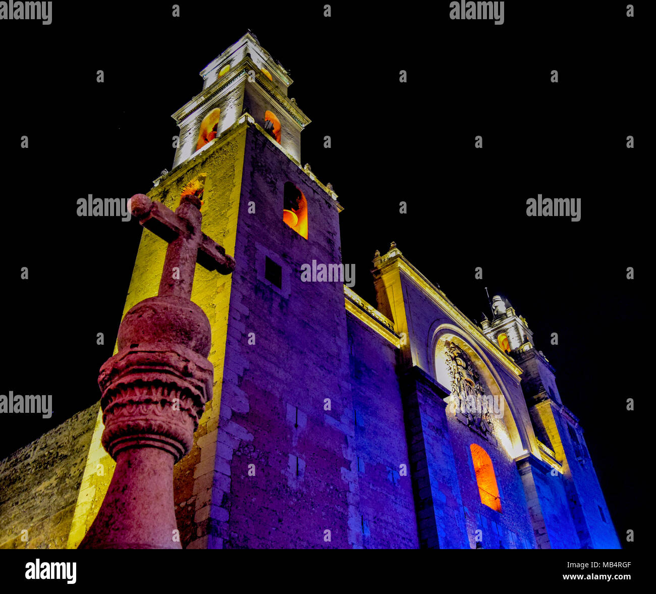 Es una hermosa postal de noche de la catedral de Mérida Yucatán. Las luces realzan su misticismo de ésta construcción histórica de la ciudad y  México Stock Photo