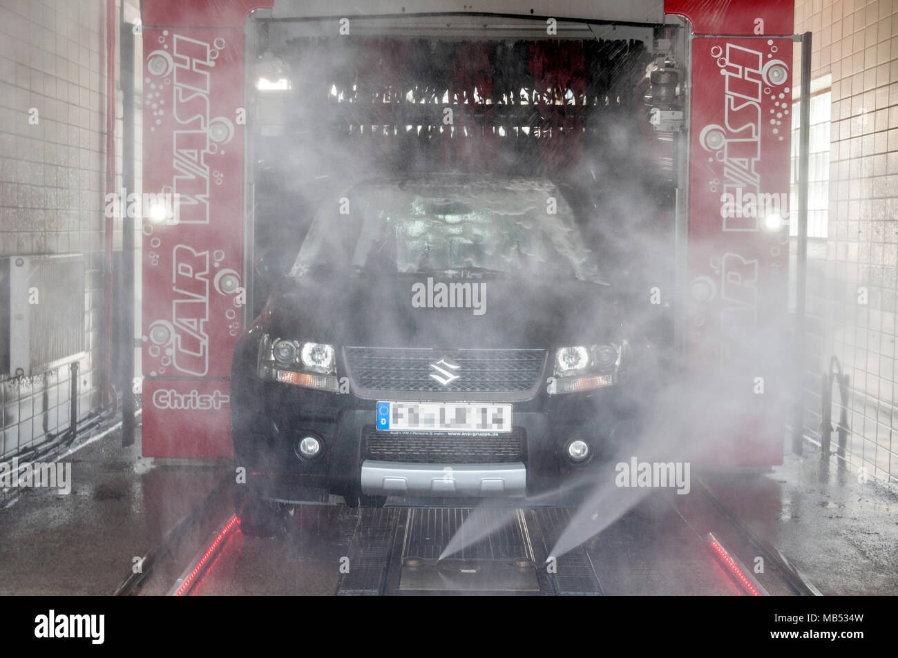 SUZUKI Grand Vitara, SUV, car in car wash, Germany Stock Photo - Alamy