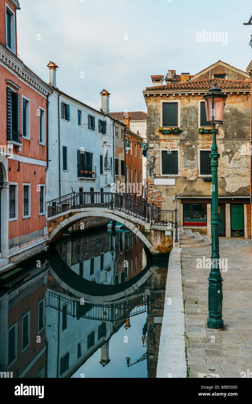Bridge across canal hi-res stock photography and images - Alamy