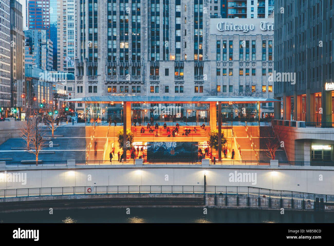 Apple store chicago hi-res stock photography and images - Alamy