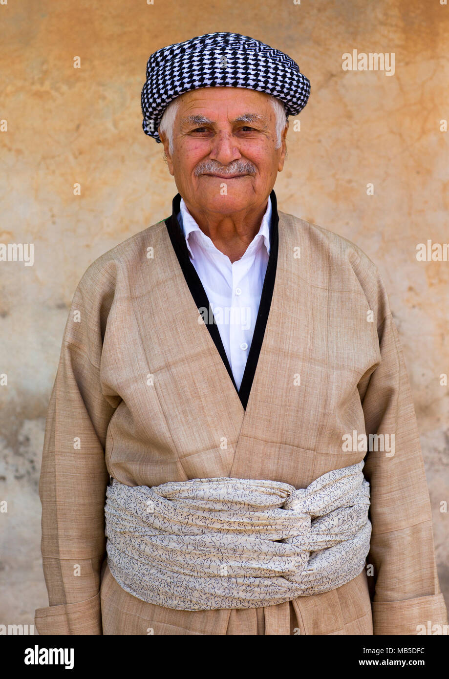 Kurdish Man In Traditional Clothing, Amedi, Kurdistan Iraq Stock Photo -  Alamy