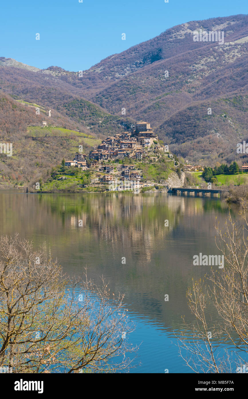 Turano lake (Rieti, Italy) with artificial dike and the town of Castel di Tora Stock Photo