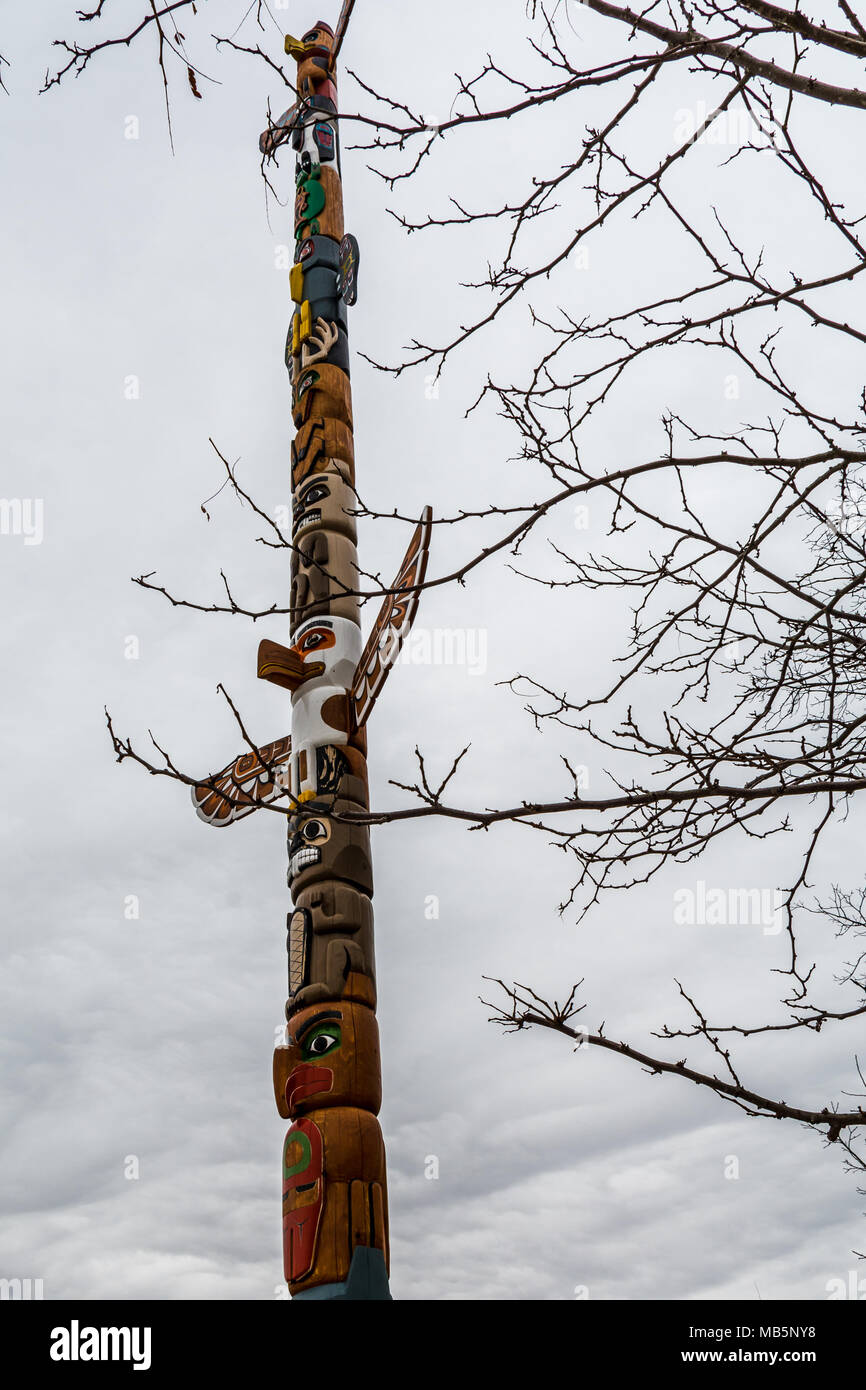 Ancient wood carving of native Canadian totem Stock Photo Alamy