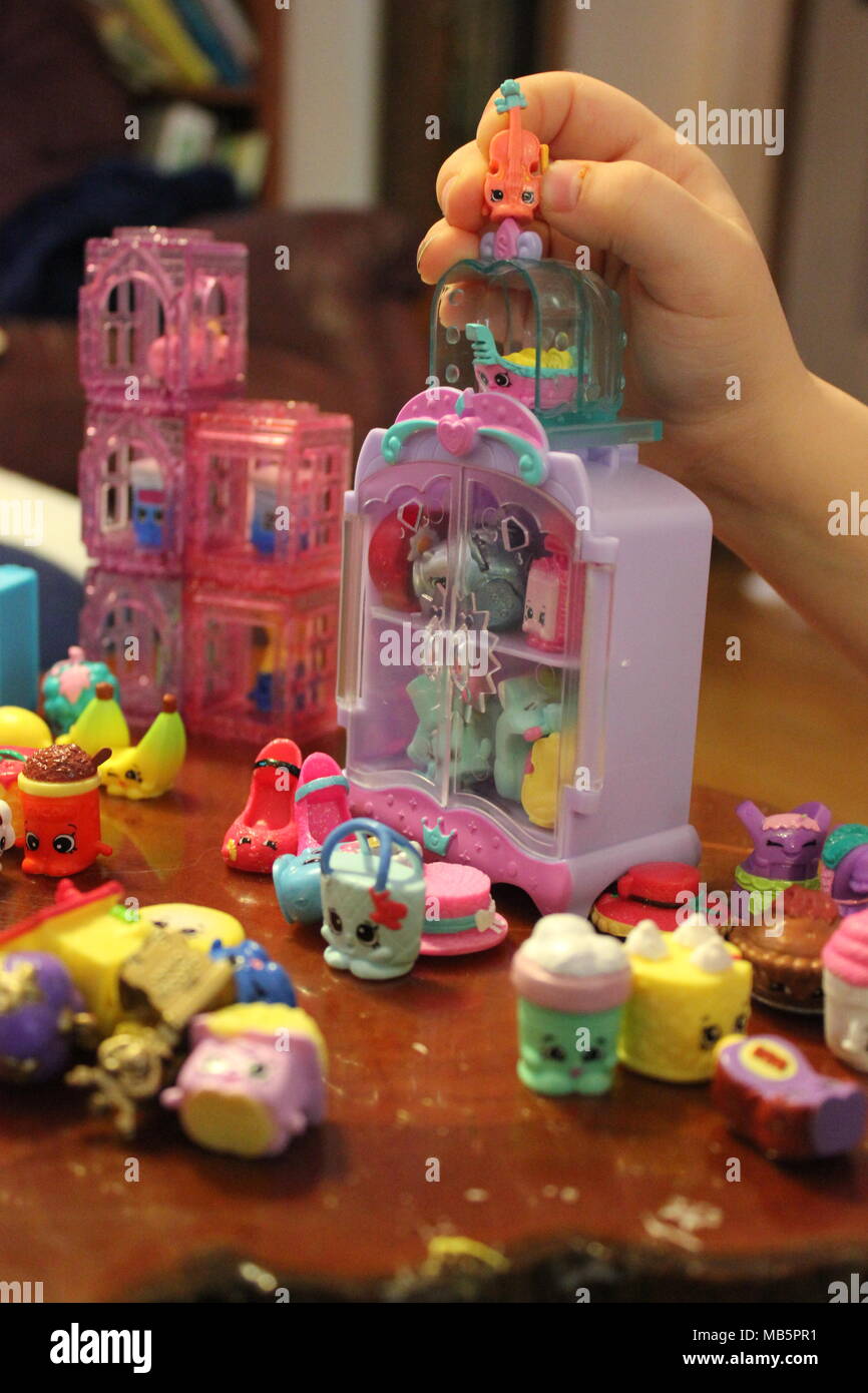 Larry Belmont ligning Dømme Shopkins hi-res stock photography and images - Alamy