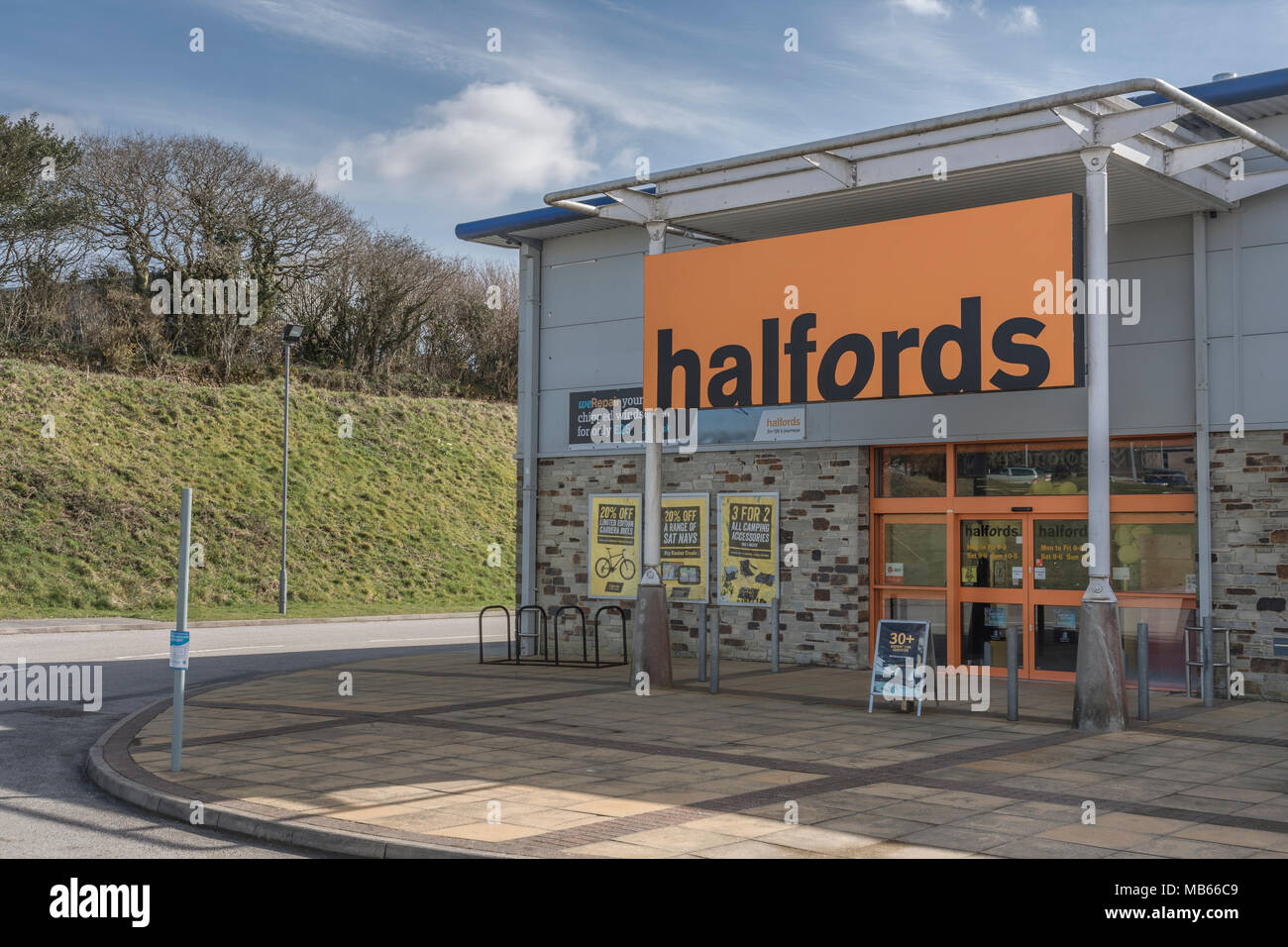 Halfords Shop High Resolution Stock Photography And Images Alamy