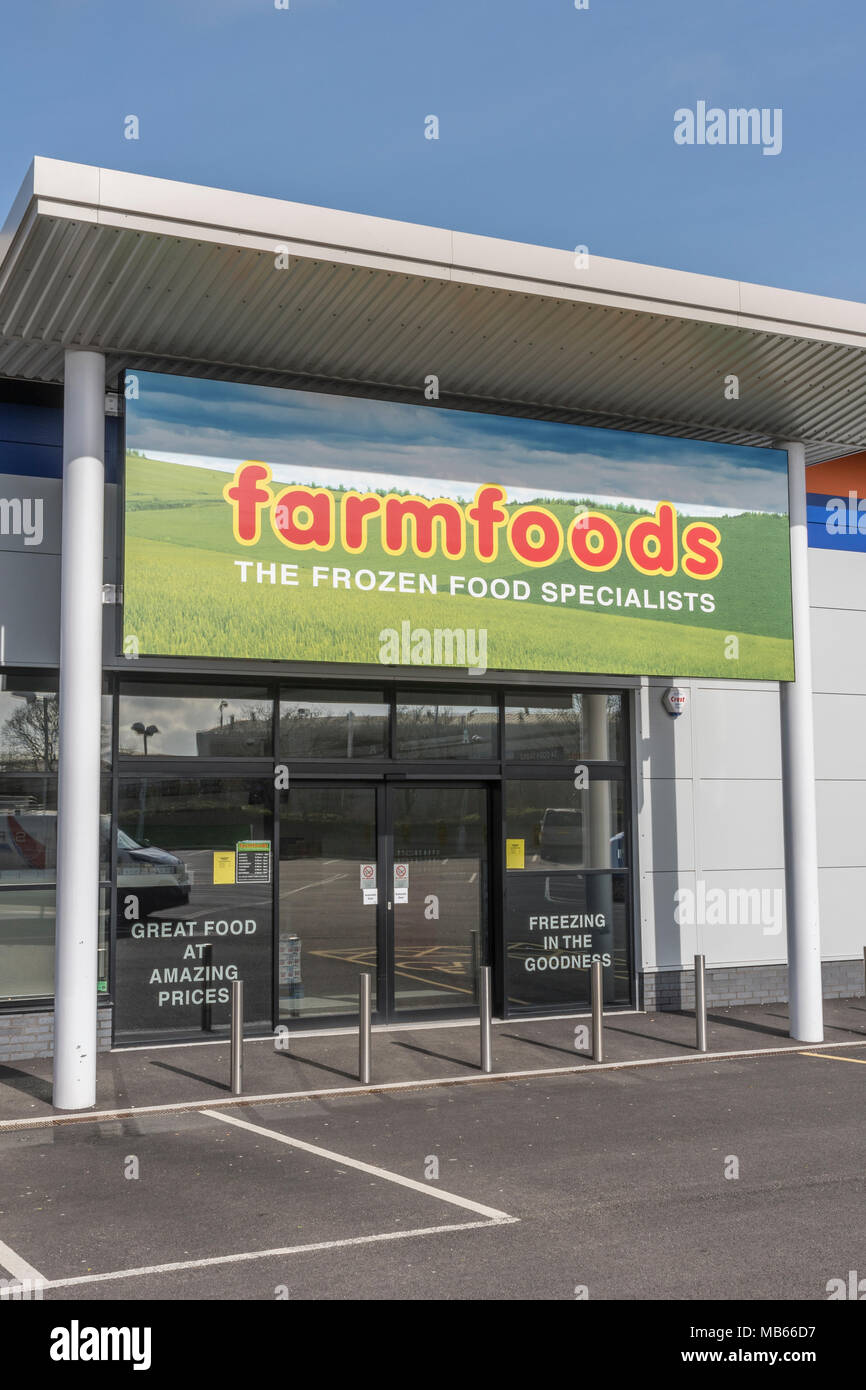 Out of Town Shop / store exterior of successful UK retailer Farmfoods at Bodmin, Cornwall. Specialises in frozen foods. Death of the High Street idea. Stock Photo