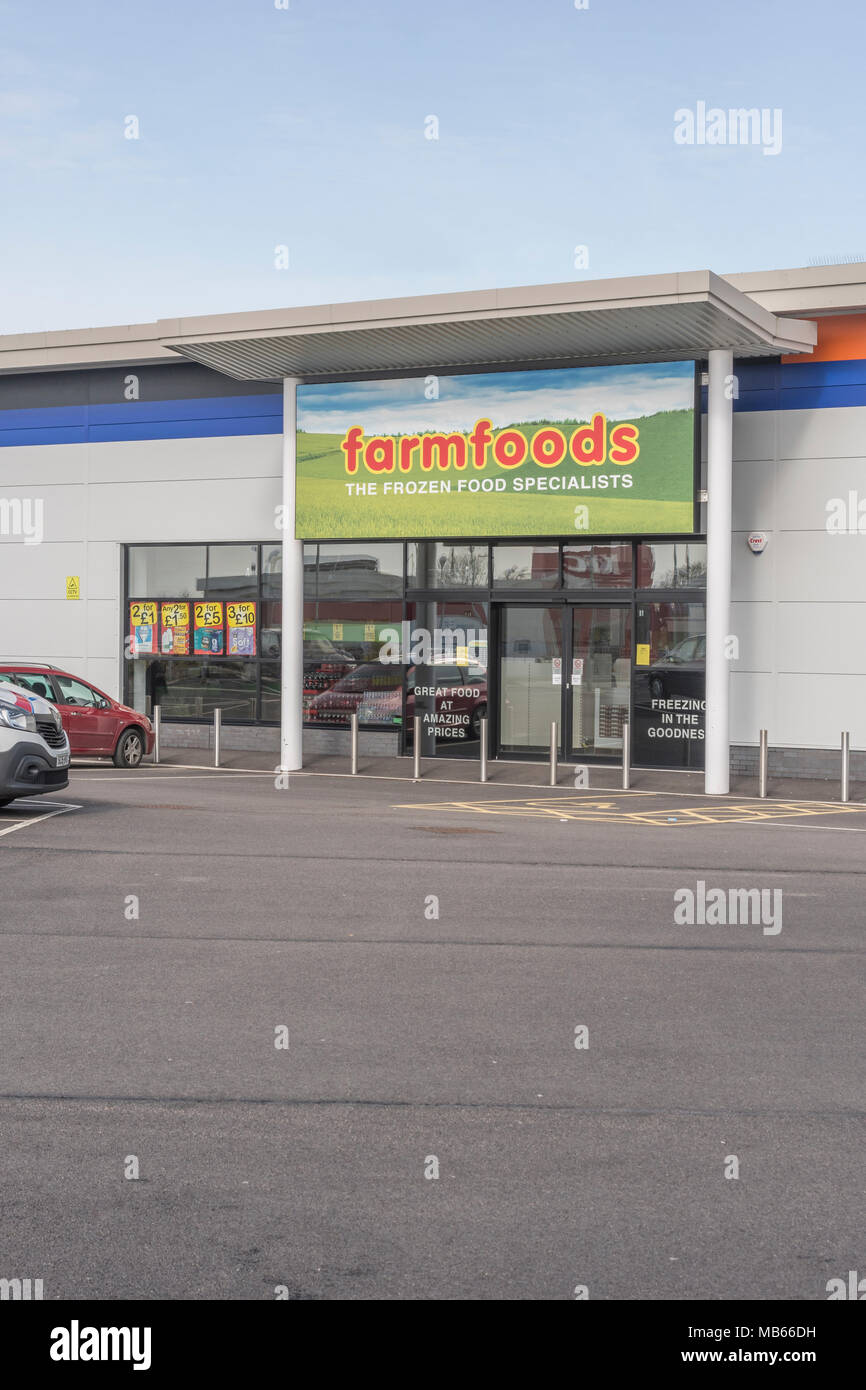 Out of Town Shop / store exterior of successful UK retailer Farmfoods at Bodmin, Cornwall. Specialises in frozen foods. Death of the High Street idea. Stock Photo