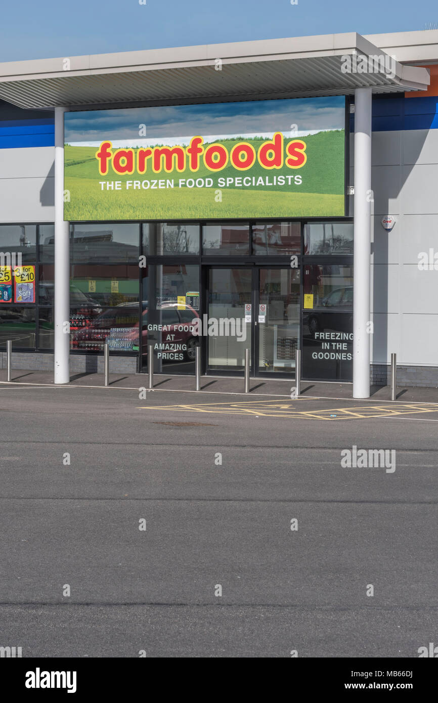 Out of Town Shop / store exterior of successful UK retailer Farmfoods at Bodmin, Cornwall. Specialises in frozen foods. Death of the High Street idea. Stock Photo