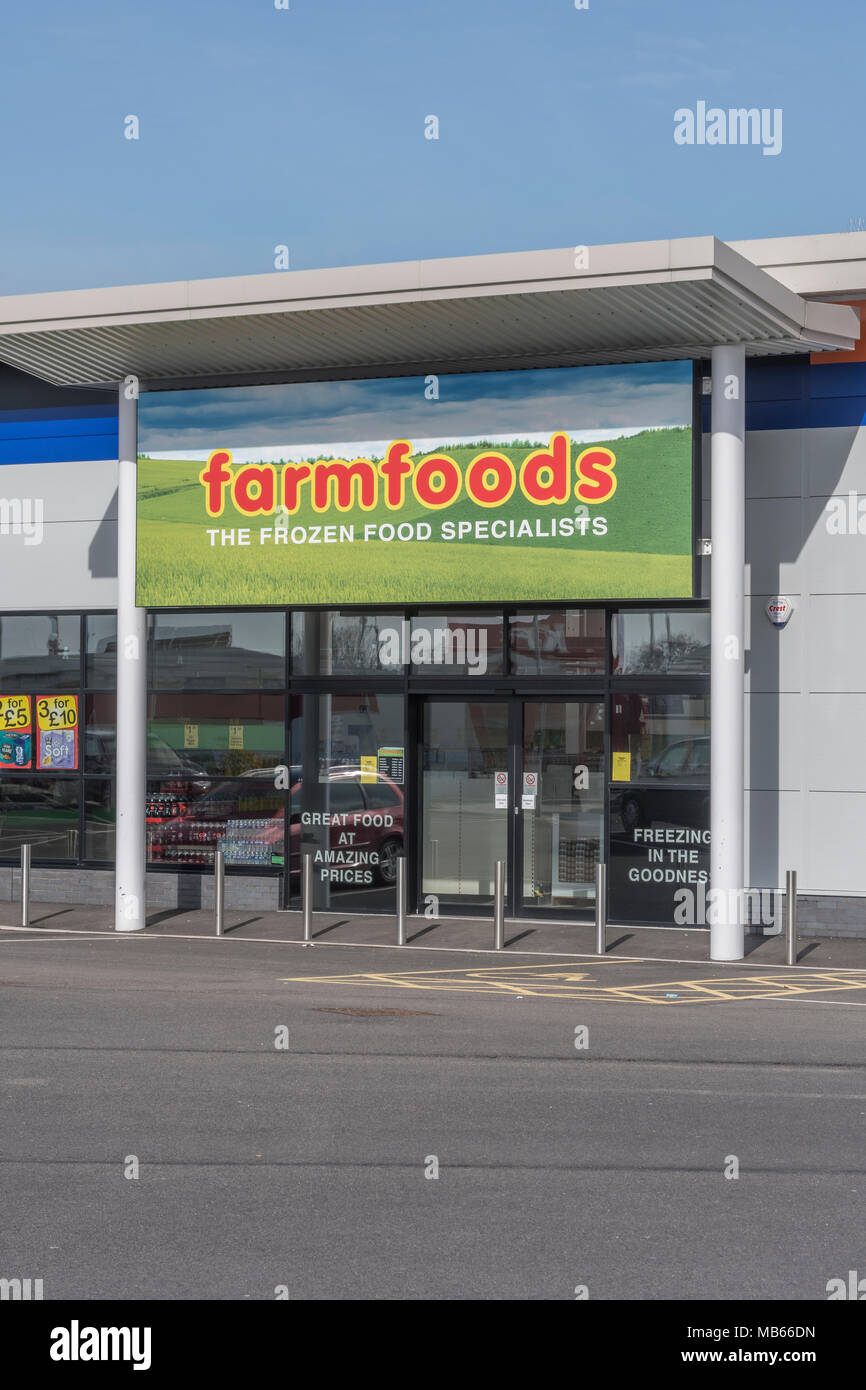 Out of Town Shop / store exterior of successful UK retailer Farmfoods at Bodmin, Cornwall. Specialises in frozen foods. Death of the High Street idea. Stock Photo