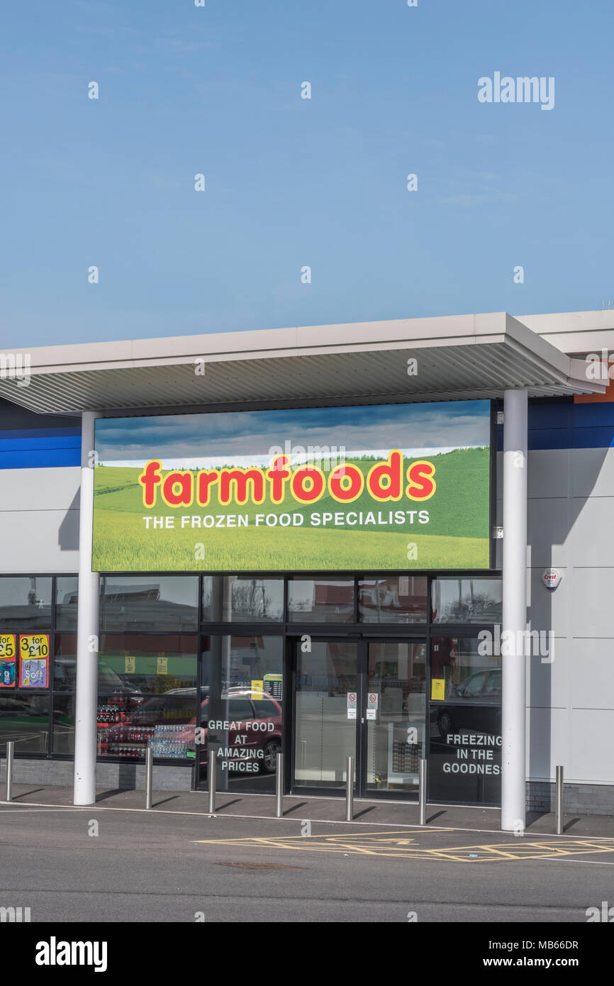 Out of Town Shop / store exterior of successful UK retailer Farmfoods at Bodmin, Cornwall. Specialises in frozen foods. Death of the High Street idea. Stock Photo