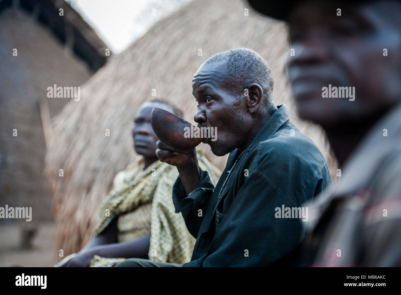 Internally displaced persons at a feeding centre in Dungu, Democratic Republic of Congo Stock Photo