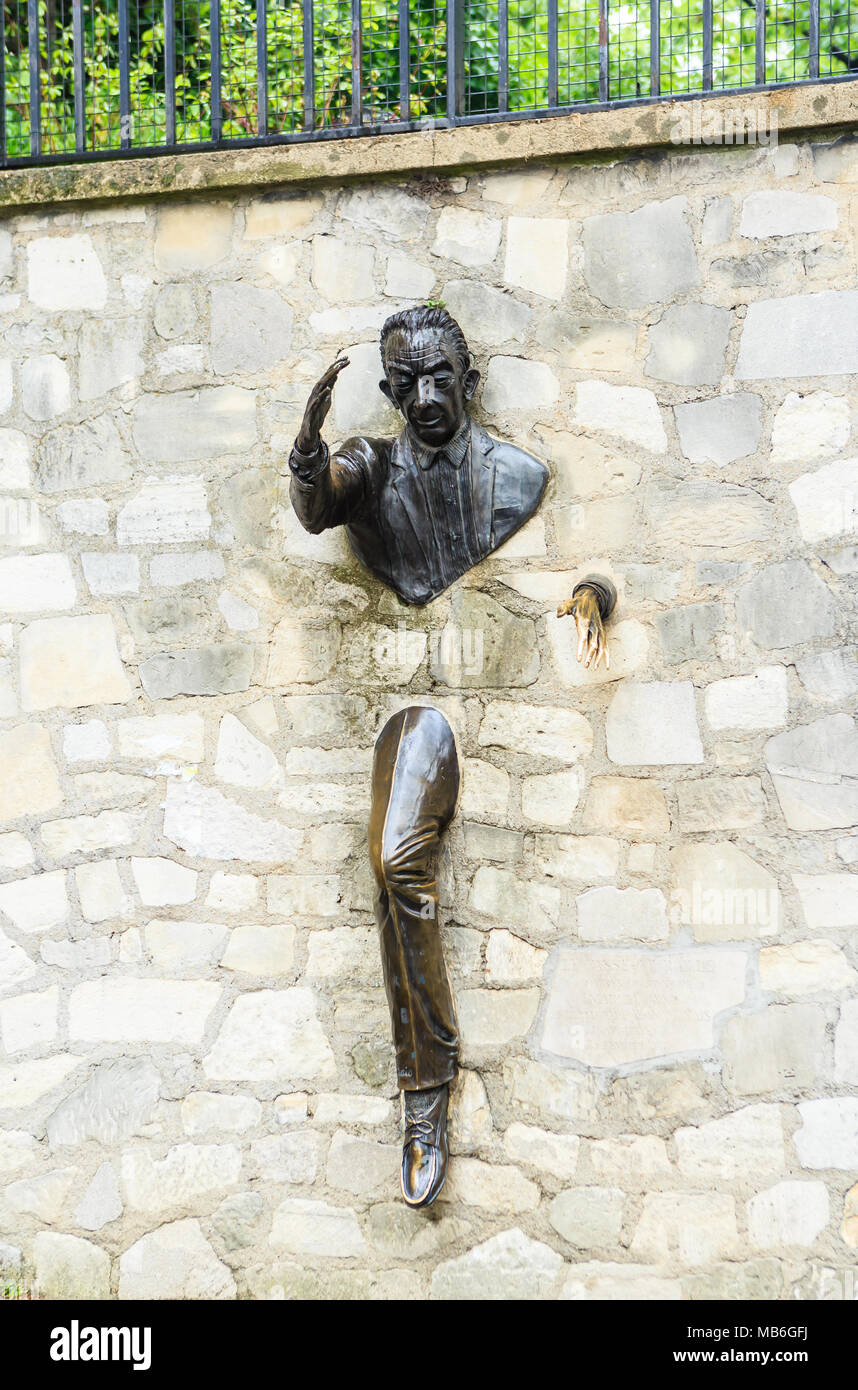 Jean Marais sculpture "Le Passe-Muraille" (Man Who Walked through Walls,  1989) on Montmartre. Le Passe-Muraille is the title of a story by Marcel  Ayme Stock Photo - Alamy