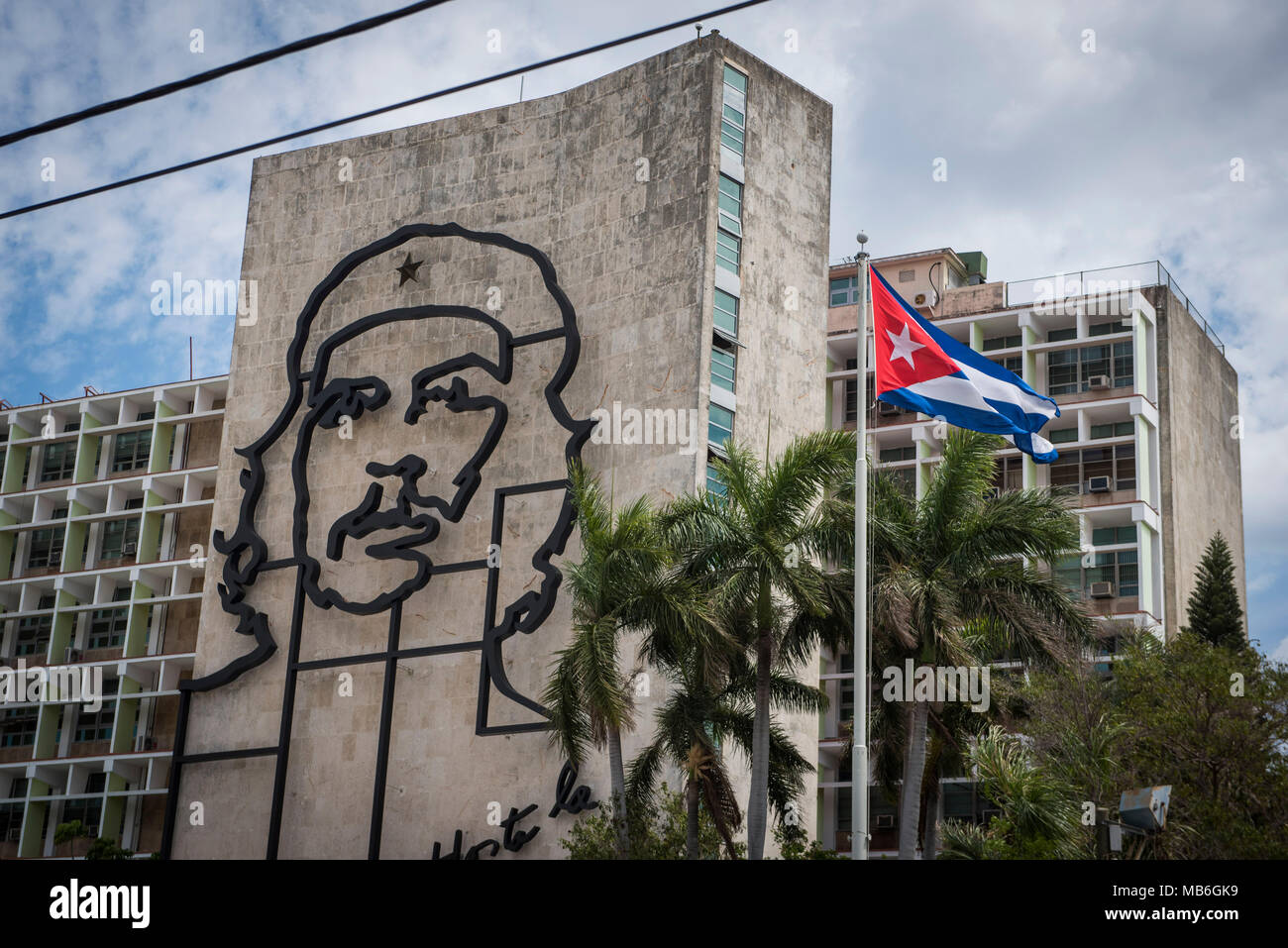 Che Guevara sculpture on the side of a building in Revolution square in ...