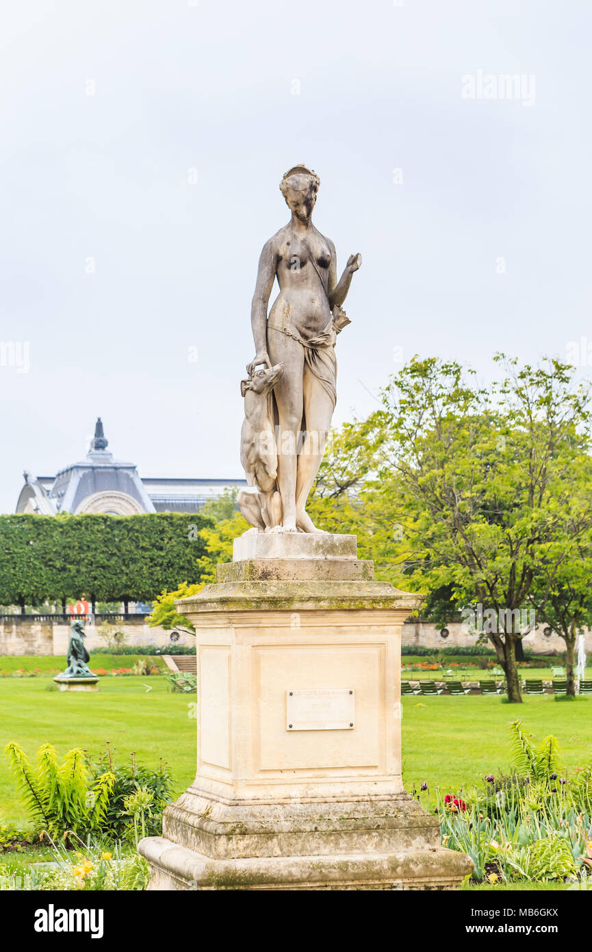 Sculptures in famous Tuileries Garden (Jardin des Tuileries) near Louvre  museum in Paris, France Stock Photo - Alamy