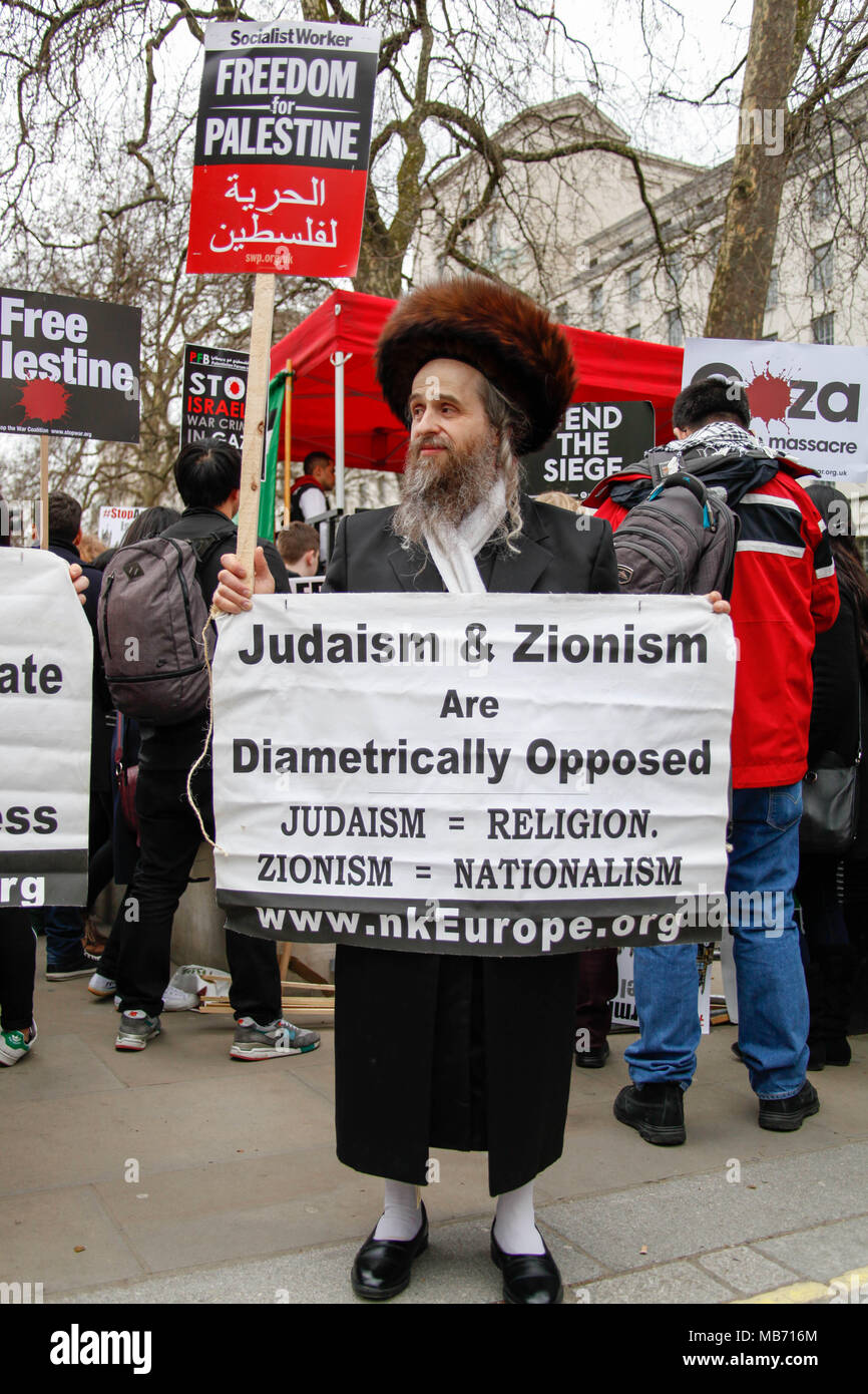 Hasidic Jew protest Israel and Zionism at the Protest for Gaza Stock Photo