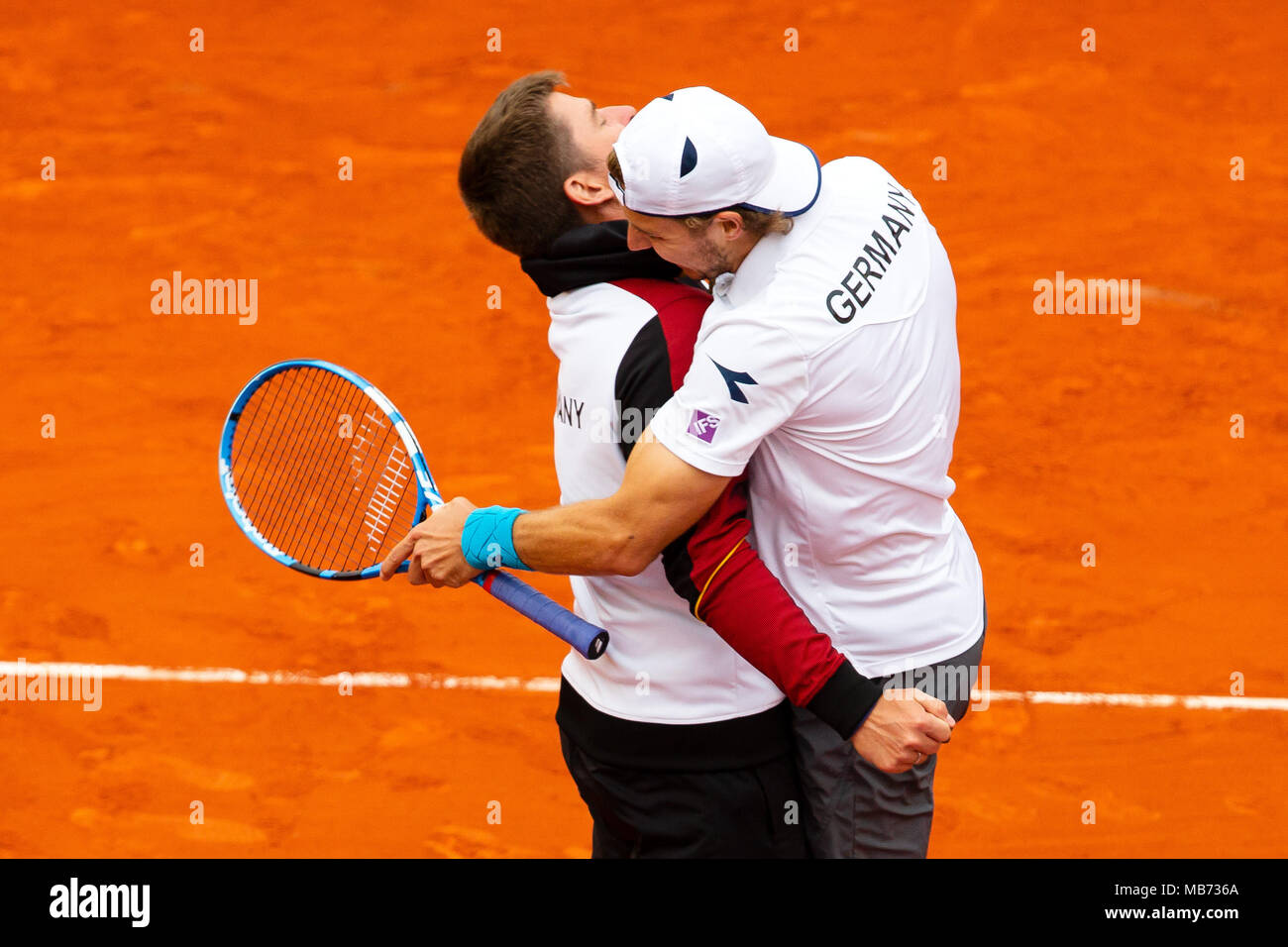 Valencia, Spain. 7th April, 2018. German tennis player Jan-Lennard Struff cheer with team captain Michael Kohlmann thanks to a 5-set doubles victory against Feliciano Lopez and Marc Lopez at the Valencia Bullring. Credit: Frank Molter/Alamy Live News Stock Photo