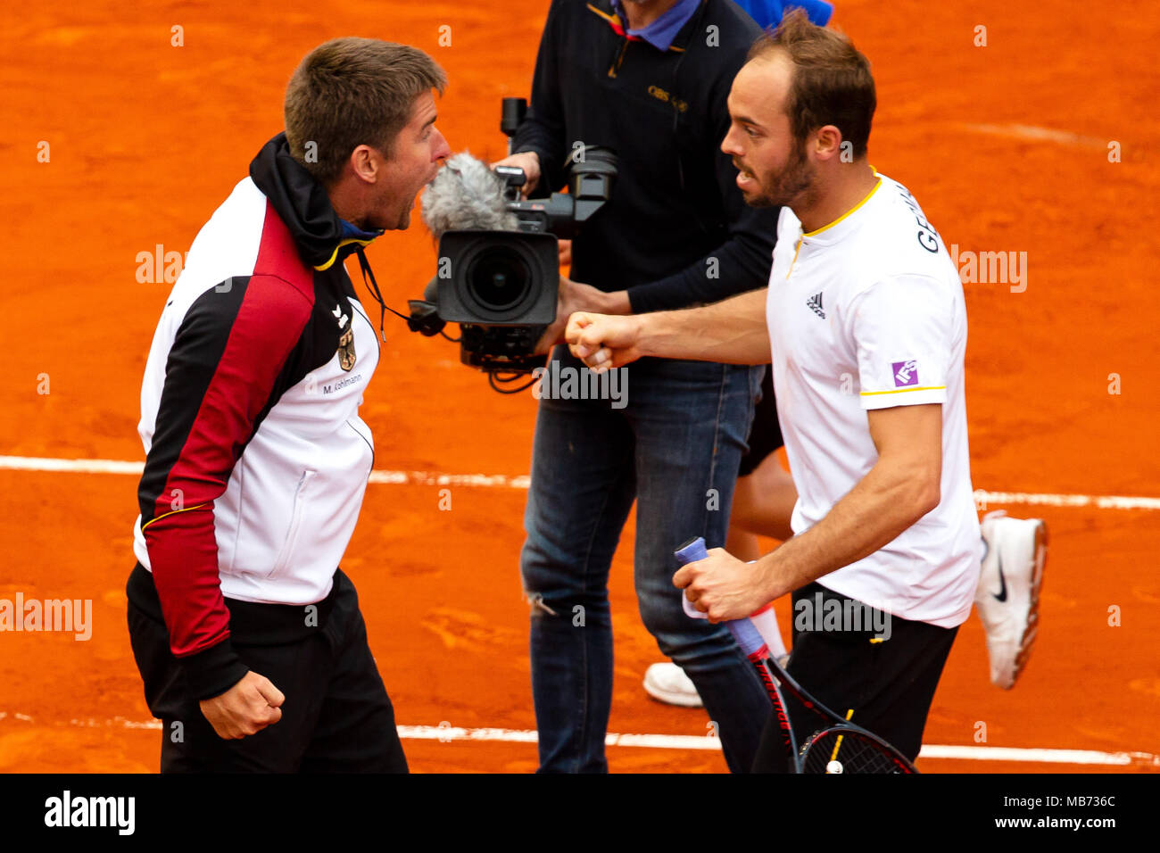 Valencia, Spain. 7th April, 2018. German tennis player Tim Puetz cheer with team captain Michael Kohlmann thanks to a 5-set doubles victory against Feliciano Lopez and Marc Lopez at the Valencia Bullring. Credit: Frank Molter/Alamy Live News Stock Photo