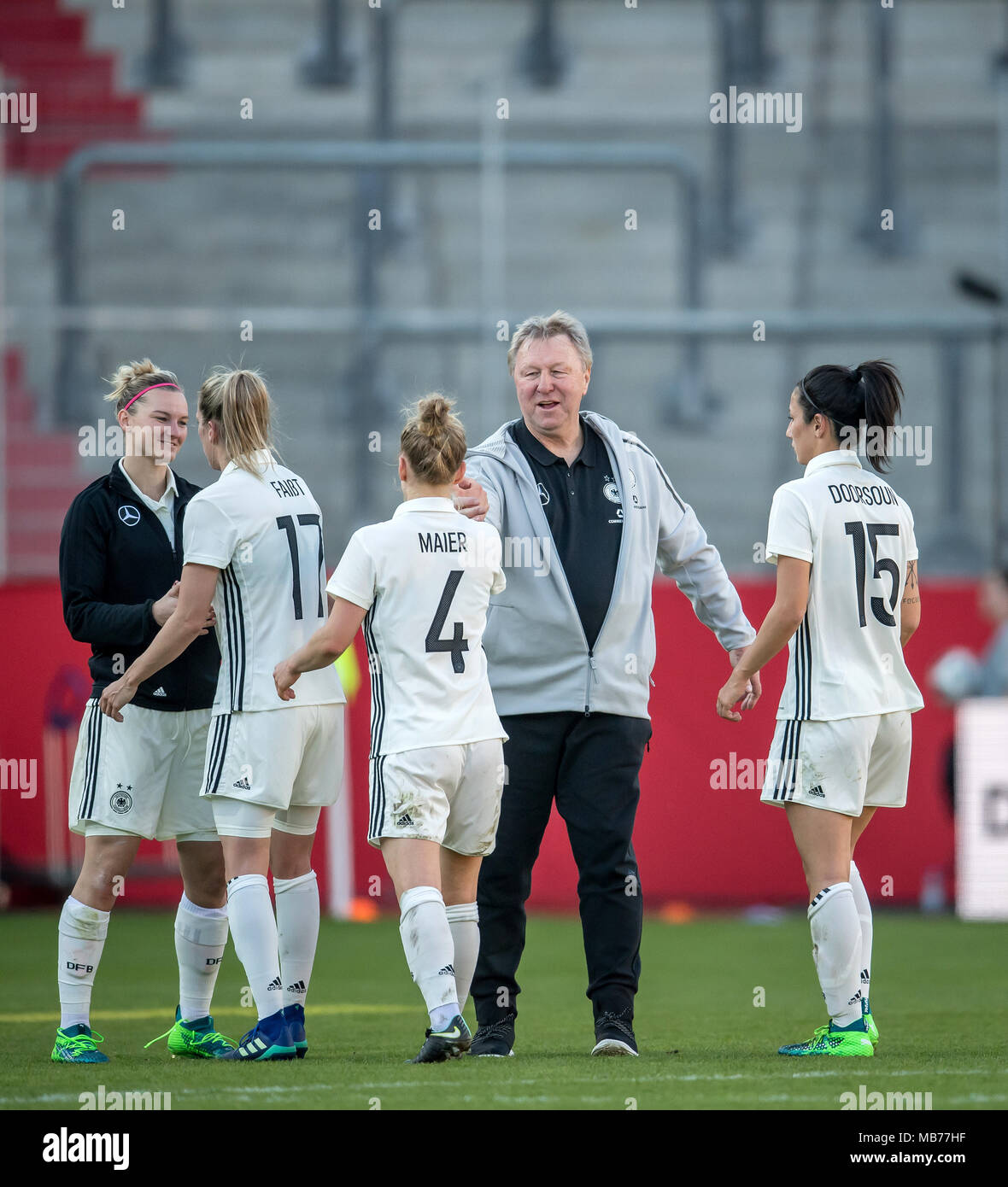 final jubilation Germany with Bundescoach Horst Hrubesch GES/ Fussball/  Frauen-Nationalmannschaft WM-Qualifikation: Germany - Tschechische  Republik, 07.04.2018 Football/Soccer: Worldcup Qualification women's  national soccer team: Germany vs Czech ...