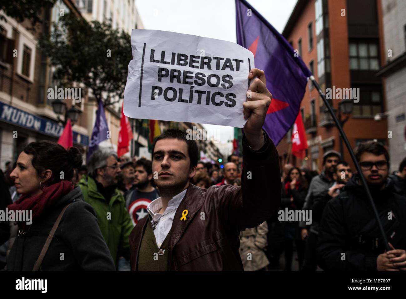 Madrid, Spain. 7th Apr, 2018. A man carrying a placard that reads 'Freedom political prisoners' demanding the release of the jailed Catalan pro independence leaders during a demonstration in Madrid, Spain. Credit: Marcos del Mazo/Alamy Live News Stock Photo
