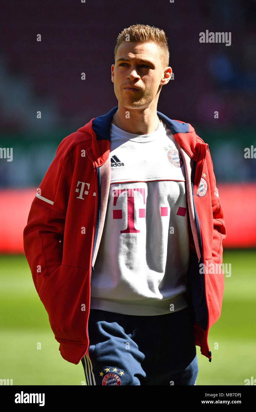 Joshua KIMMICH (FC Bayern Munich) im Trainingsanzug bei Eintreffen im  Stadion. Aktion, Einzelbild, angeschnittenes Einzelmotiv, Halbfigur, halbe  Figur. DEUTSCHER MEISTER 2018. Fussball 1. Bundesliga, 29. matchday, FC  Augsburg (A)-FC Bayern Munich (M)