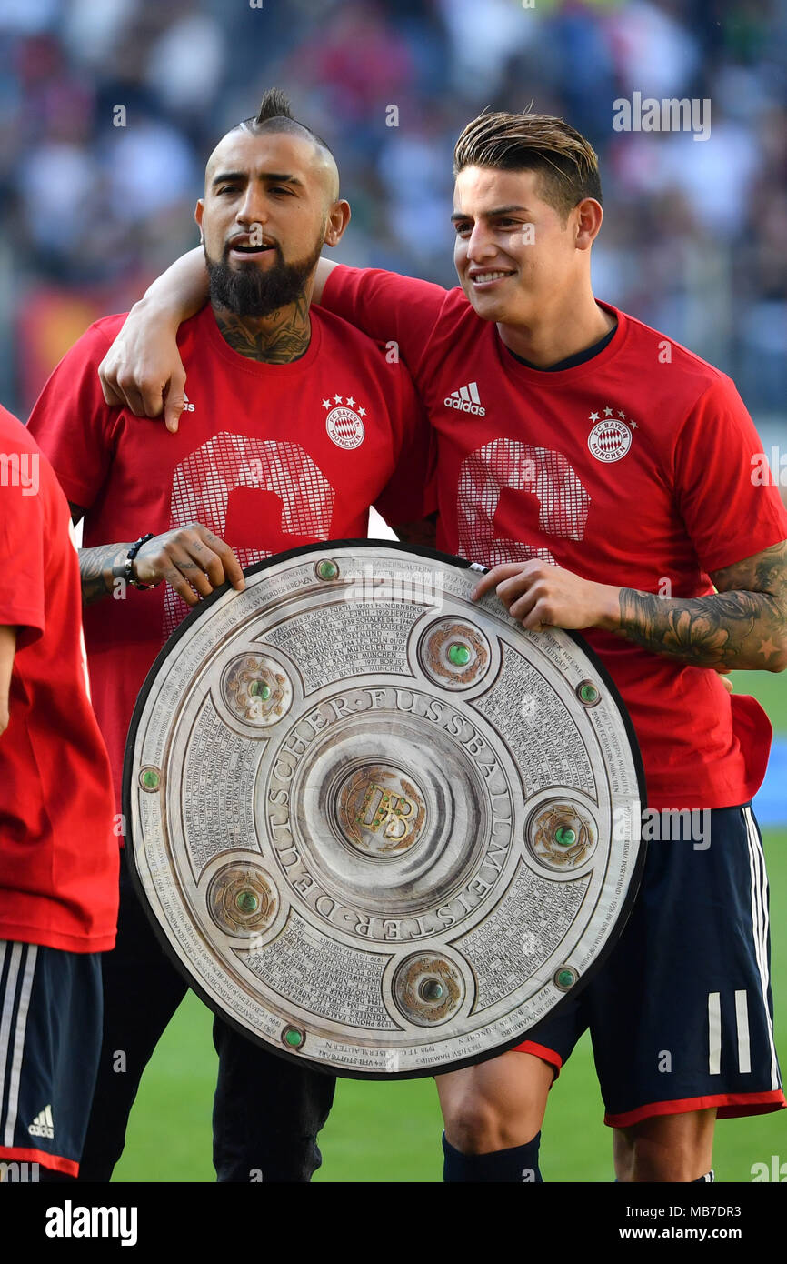 v.re:James RODRIGUEZ (FC Bayern Munich), Arturo VIDAL (FC Bayern  Munich)with Papp Meisterschale, Schale, feiern die 6.Meisterschaft in  Folge. jubilation, Freude, Begeisterung, DEUTSCHER MEISTER 2018. Fussball 1.  Bundesliga, 29. matchday, FC Augsburg (A)-FC