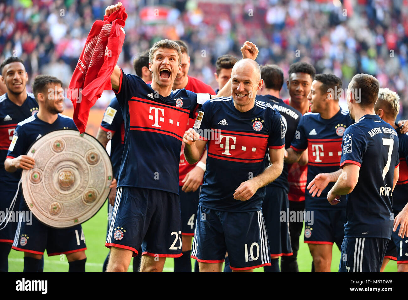 v.li:Thomas MUELLER (MULLER, FC Bayern Munich), Arjen ROBBEN (FC Bayern  Munich), feiern die 6.Meisterschaft in Folge. jubilation, Freude,  Begeisterung, DEUTSCHER MEISTER 2018. Fussball 1. Bundesliga, 29. matchday,  FC Augsburg (A)-FC Bayern Munich (