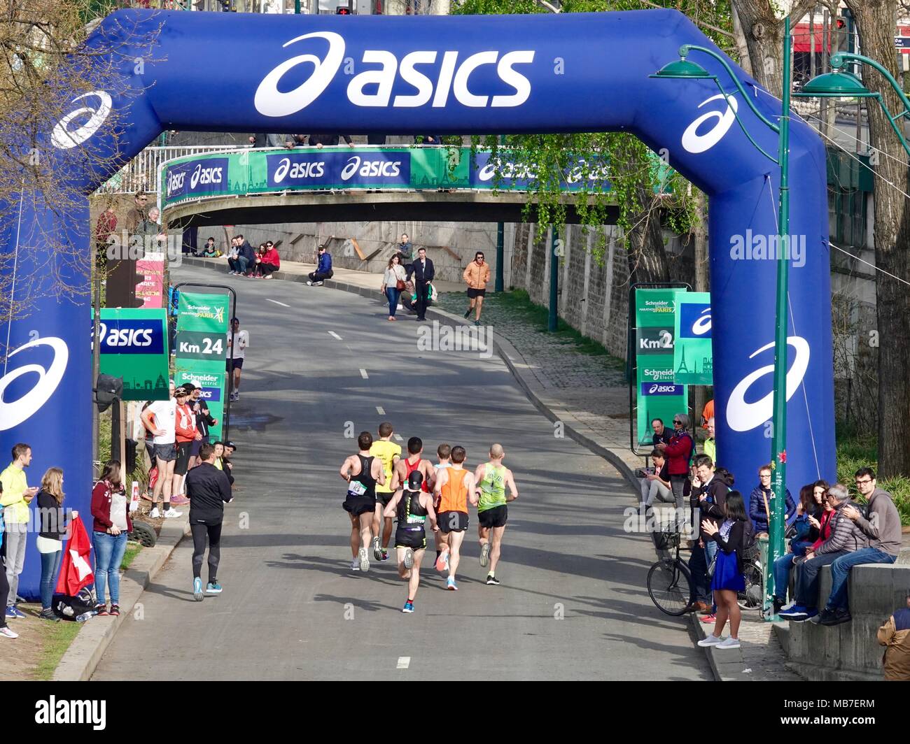 Paris, France, 08 April 2018. More than 55,000 people participate in the  2018 Paris Marathon. Runners passing under the Asics sign along the Parc  Rives de Seine. Credit: Cecile Marion/Alamy Live News