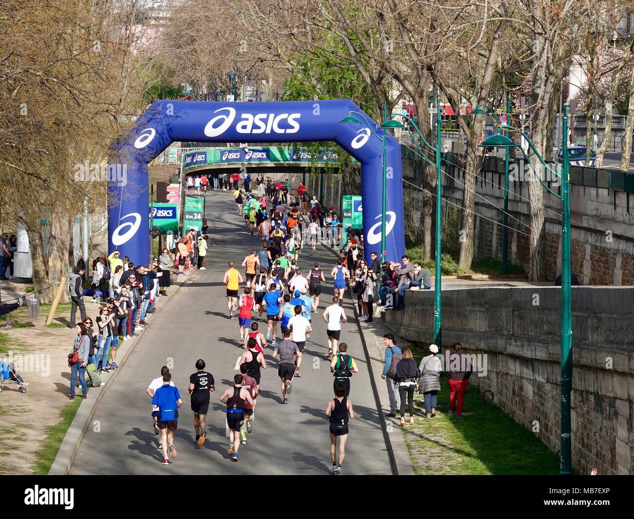 Paris, France, 08 April 2018. More than 55,000 people participate in the 2018  Paris Marathon. Runners passing under the Asics sign along the Parc Rives  de Seine. Credit: Cecile Marion/Alamy Live News