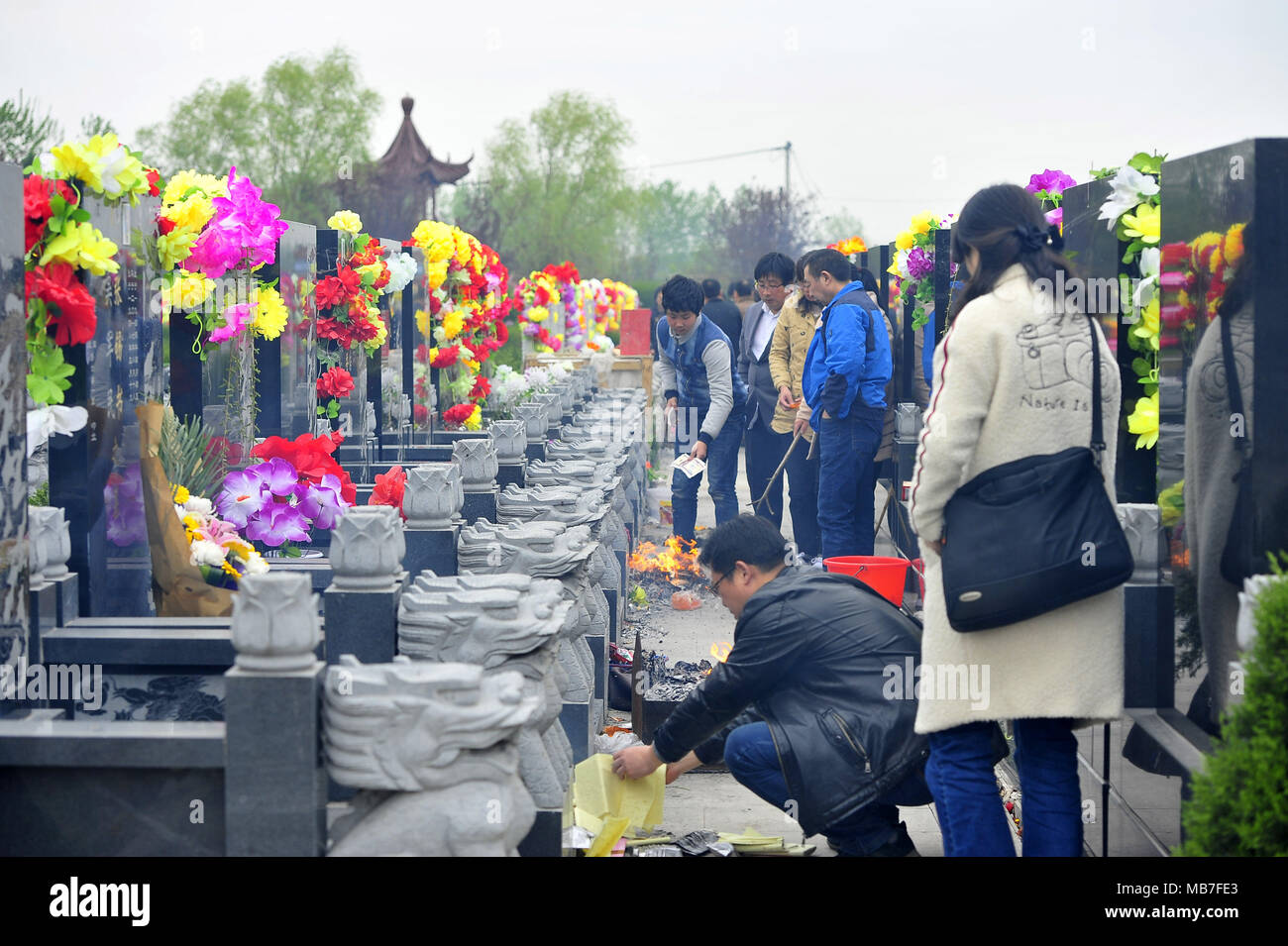 April 5, 2018 - Huai'An, Huai'an, China - Huai'an, CHINA-5th April 2018:  People clean tombs of their ancestors on Qingming Festival in Huai'an, east  China's Jiangsu Province. The Qingming Festival, also known
