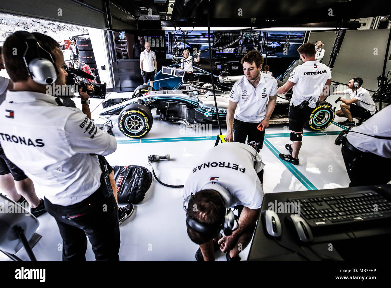Hamilton Lewis Gbr Mercedes Amg F1 Petronas Gp W09 Hybrid Eq Power Garage During 2018 Formula 1 Fia World Championship Bahrain Grand Prix At Sakhir From April 5 To 8 Usage Worldwide Stock Photo Alamy
