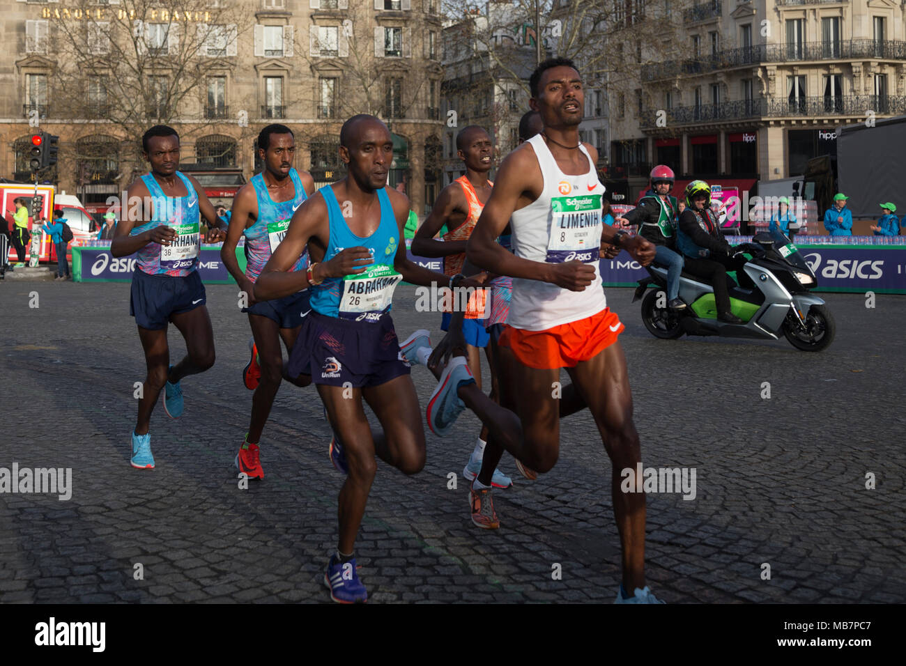 Paris, France. 8th April, 2018. The Men's Elite Group as they pass the  first 5 kilometers of the 42nd edition of Paris Marathon at Paris, France.  Credit: Hawwa Al Qusimy/Alamy Live News