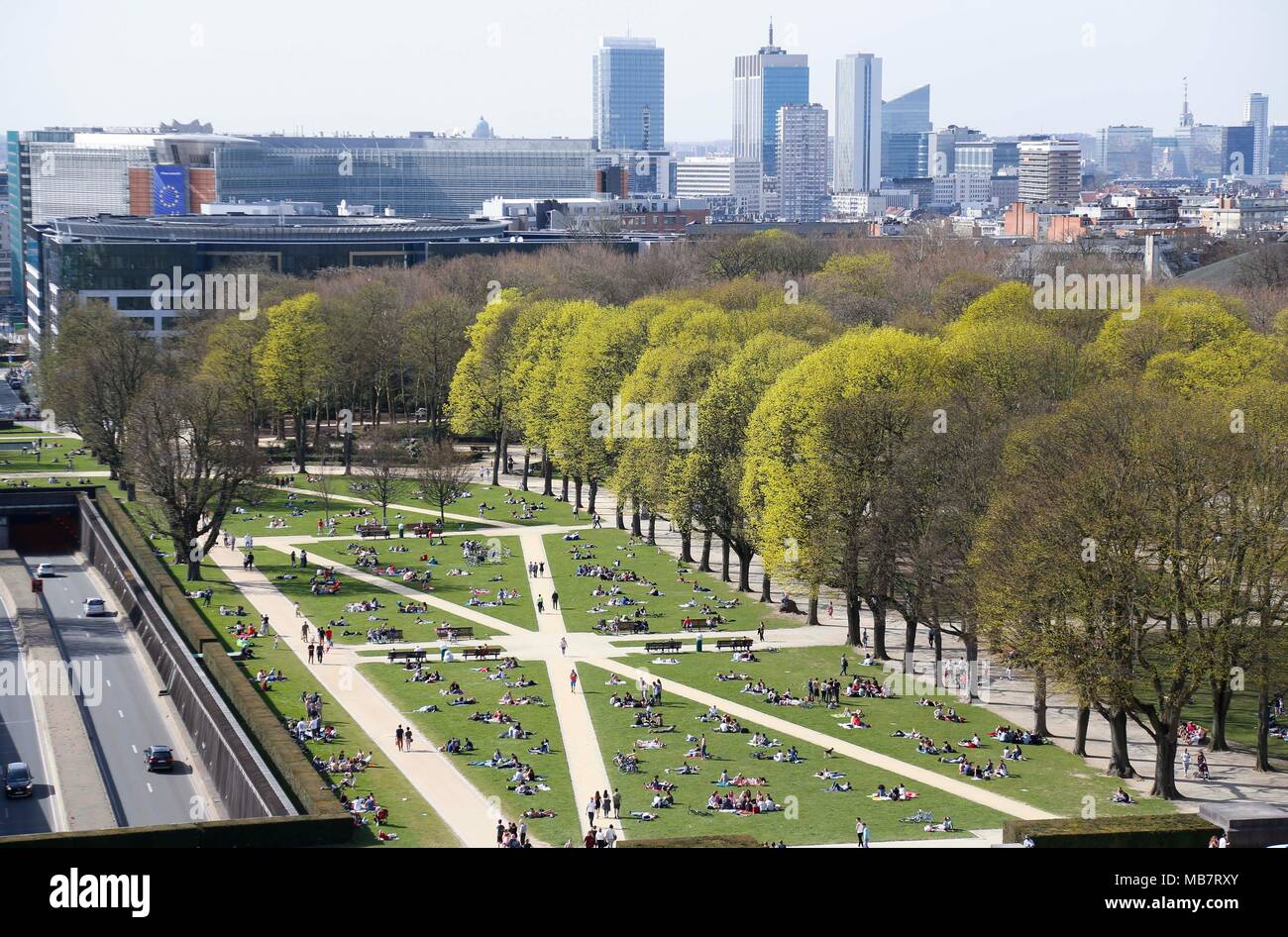 Brussels, Belgium. 8th Apr, 2018. People enjoy sunshine at Cinquantenaire park in Brussels, Belgium, April 8, 2018. As temperature here rose to around 24 degrees Celsius on Sunday, a lot of people went outdoors to enjoy sunshine after a long gloomy winter. Credit: Ye Pingfan/Xinhua/Alamy Live News Stock Photo