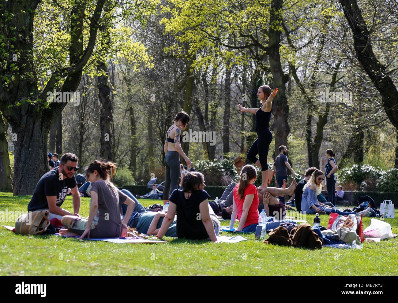 Brussels, Belgium. 8th Apr, 2018. People enjoy sunshine at Cinquantenaire park in Brussels, Belgium, April 8, 2018. As temperature here rose to around 24 degrees Celsius on Sunday, a lot of people went outdoors to enjoy sunshine after a long gloomy winter. Credit: Ye Pingfan/Xinhua/Alamy Live News Stock Photo