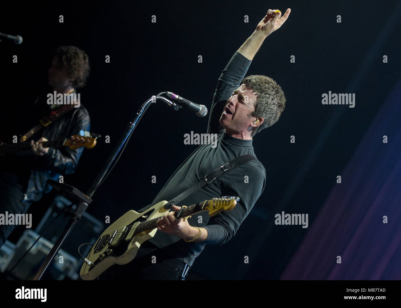 Hamburg, Germany. 08 April 2018, Germany, Hamburg: The British singer and songwriter Noel Gallagher, one of the founders of the band Oasis, standing on the stage at the Mehr! theatre at the kick-off of his tour. Gallagher and his band High Flying Birds will also play in Duesseldorf (9.4.), Munich (12.4.), Berlin (16.4.) and Wiesbaden (17.4.). Photo: Axel Heimken/dpa Credit: dpa picture alliance/Alamy Live News Stock Photo