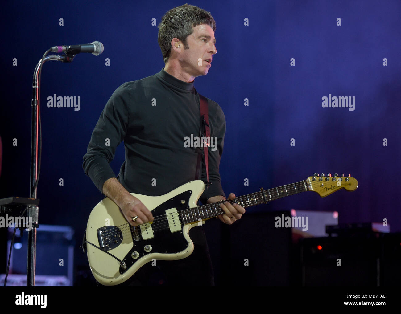 Hamburg, Germany. 08 April 2018, Germany, Hamburg: The British singer and songwriter Noel Gallagher, one of the founders of the band Oasis, standing on the stage at the Mehr! theatre at the kick-off of his tour. Gallagher and his band High Flying Birds will also play in Duesseldorf (9.4.), Munich (12.4.), Berlin (16.4.) and Wiesbaden (17.4.). Photo: Axel Heimken/dpa Credit: dpa picture alliance/Alamy Live News Stock Photo