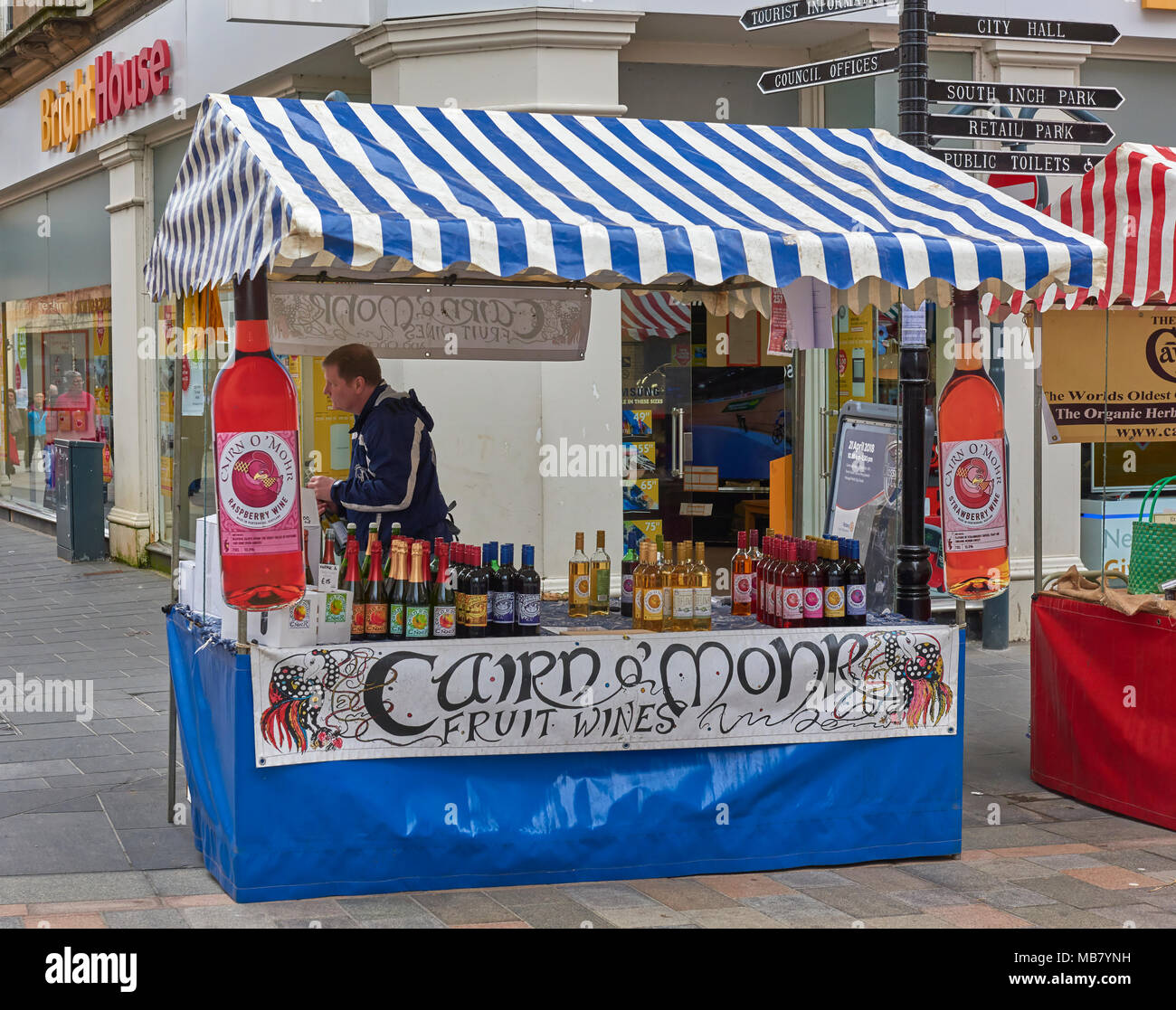 The Cairn O'Mohr Cider Company Stall at the Open Air Farmers Market in the High Street of Perth, Scotland Stock Photo