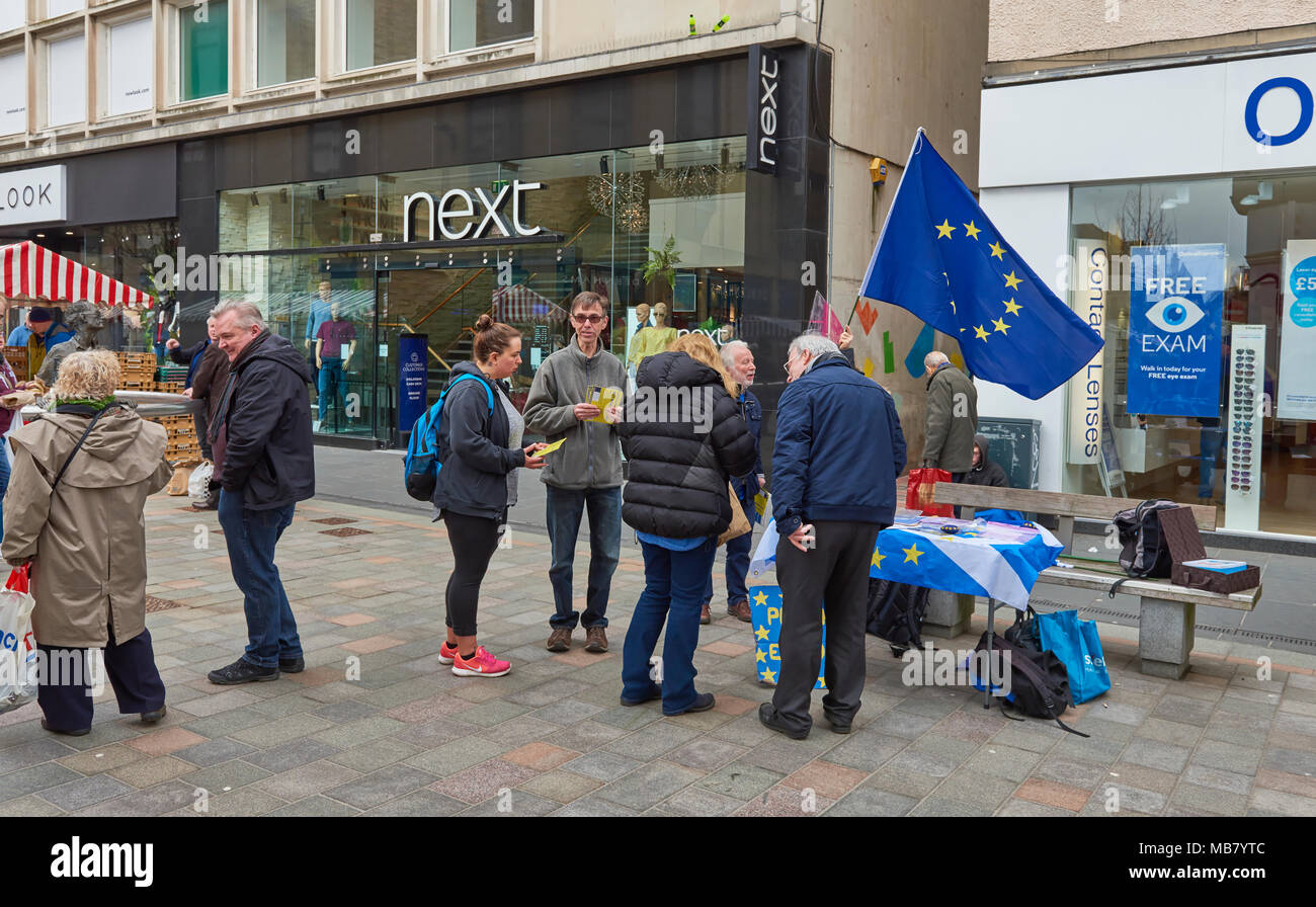 Remain in Europe Supporters with European Flag at Perth Open Air Farmers market in the High Street of Perth, Perthshire, Scotland. Stock Photo