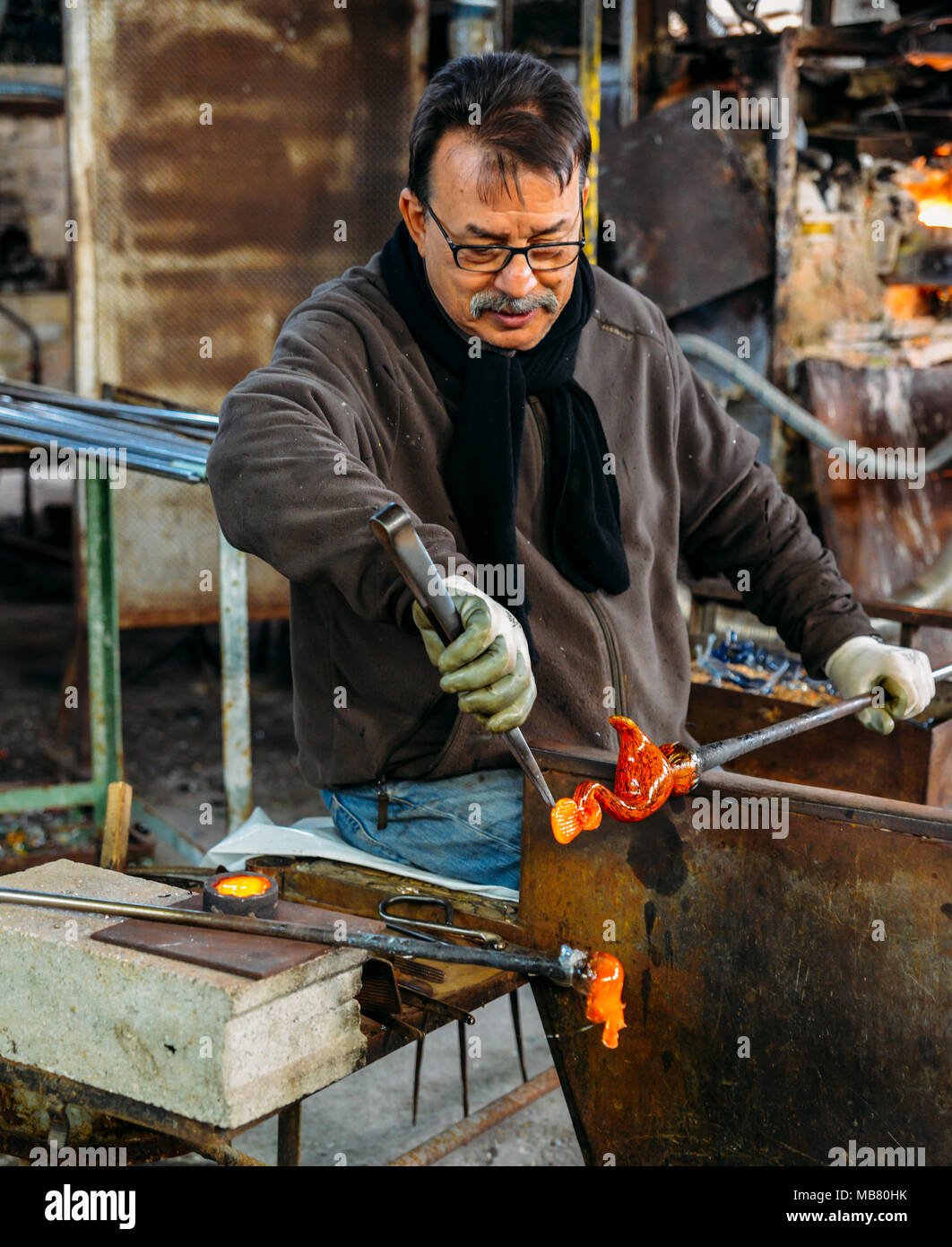 Glass blower gloves hires stock photography and images Alamy