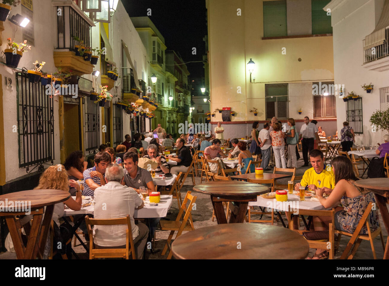 People in terraces in Plaza Tío de la Tiza, Taberna Tío de la Tiza, at  night, Cadiz, Andalusia, Spain Stock Photo - Alamy