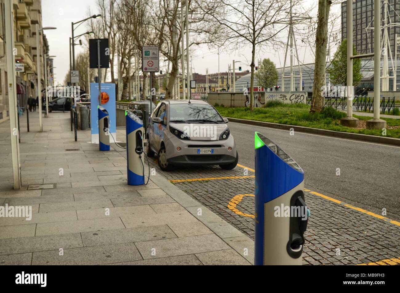 Smart charging points hires stock photography and images Alamy