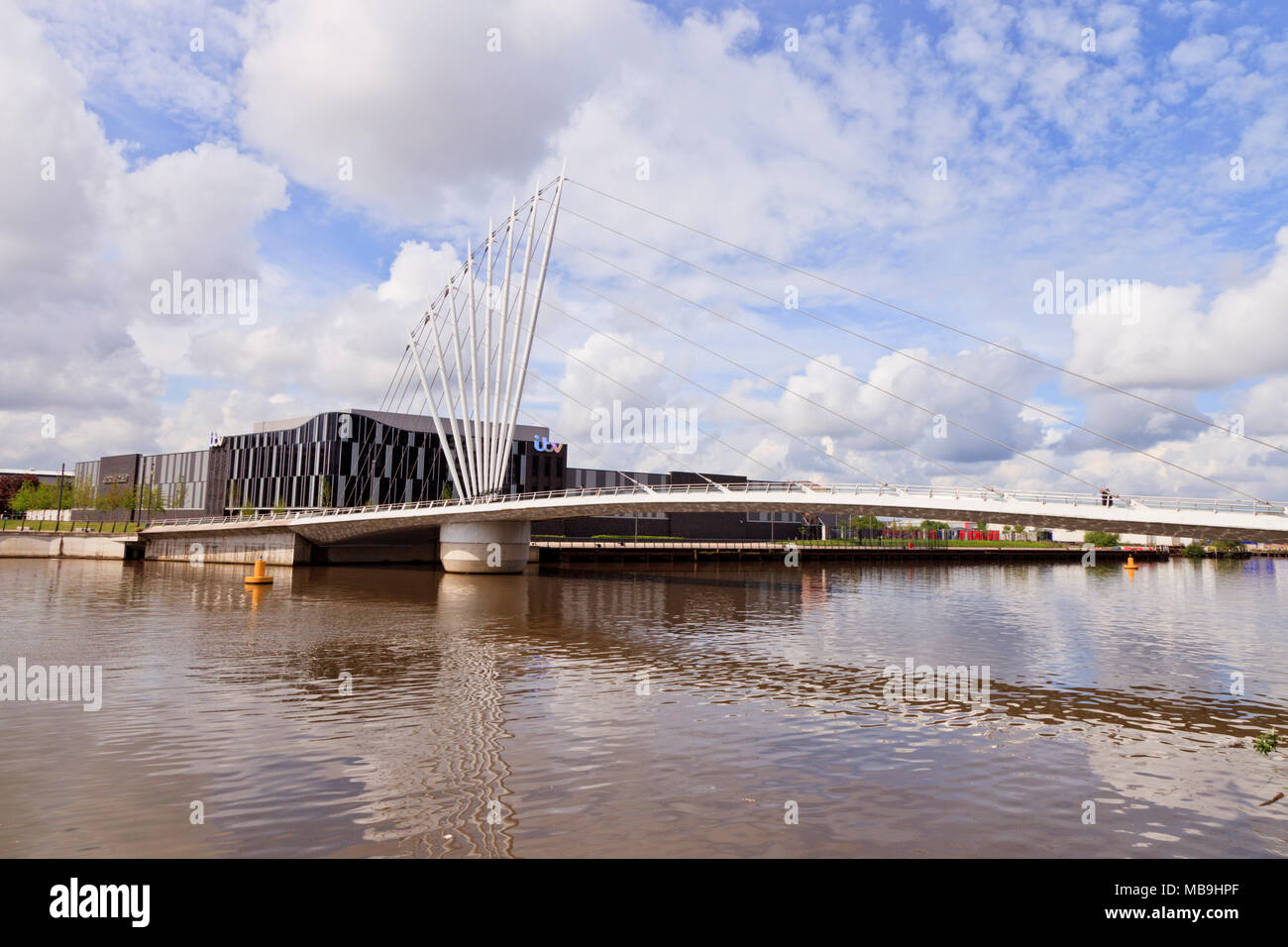 The footbridge spanning the Manchester Ship Canal, linking Media City and Trafford Wharf, Salford, UK Stock Photo