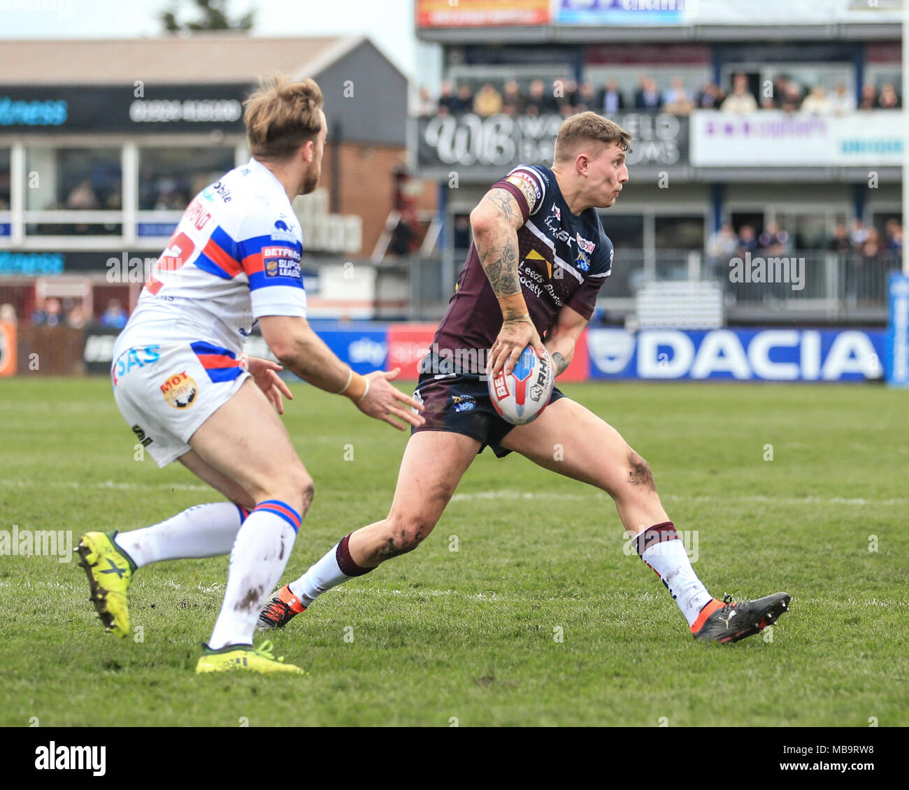 Wakefield, UK. 8th April 2018, Beaumont Legal Stadium, Wakefield, England; Betfred Super League rugby, Wakefield Trinity v Leeds Rhinos; Liam Sutcliffe of Leeds Rhinos passes the ball Credit: News Images/Alamy Live News Stock Photo