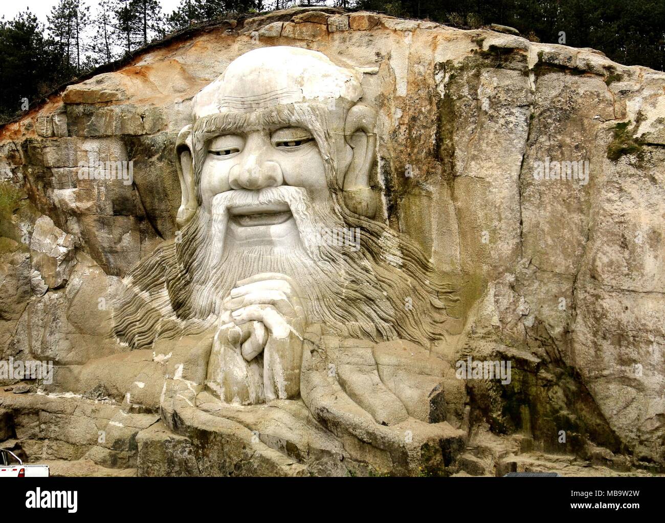 Ji'an, China. April 8, 2018 - Ji'An, Ji'an, China - Ji'an, CHINA-8th April 2018: China's largest mountain rock sculpture of Laozi can be seen at Yangshimu Scenic Area in Ji'an, east China's Jianxi Province. Credit: SIPA Asia/ZUMA Wire/Alamy Live News Stock Photo