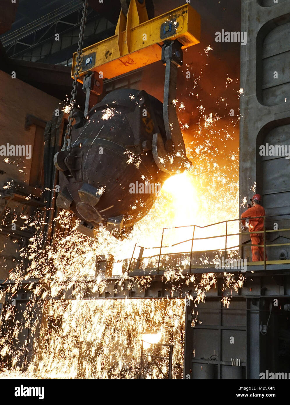 Dalian, Dalian, China. 8th Apr, 2018. Dalian, CHINA-8th April 2018: Workers are busy with iron and steel smelting at a factory in Dalian, northeast China's Liaoning Province. Credit: SIPA Asia/ZUMA Wire/Alamy Live News Stock Photo