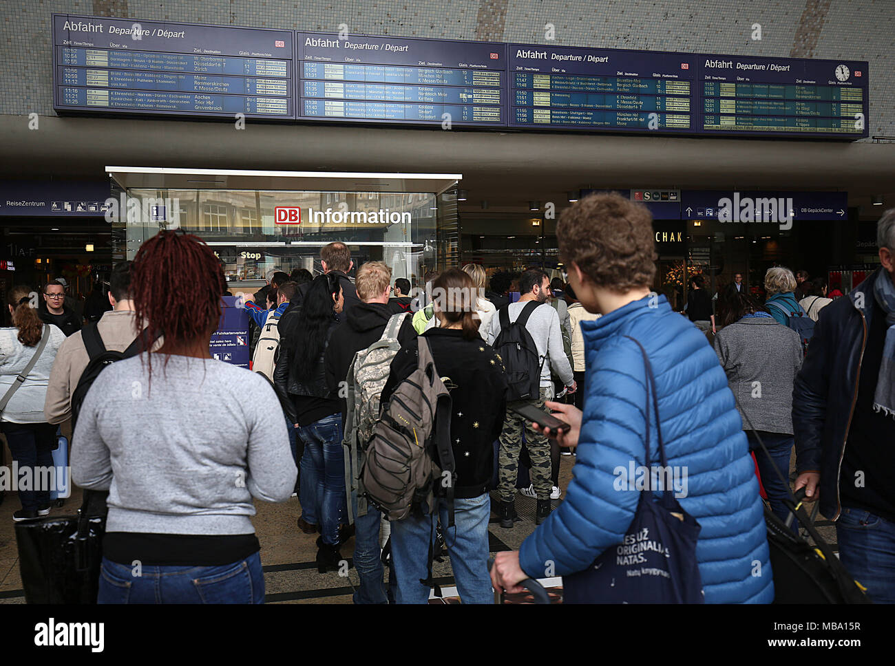 09 April 2018, Germany, Cologne: A display at the main station shows ...