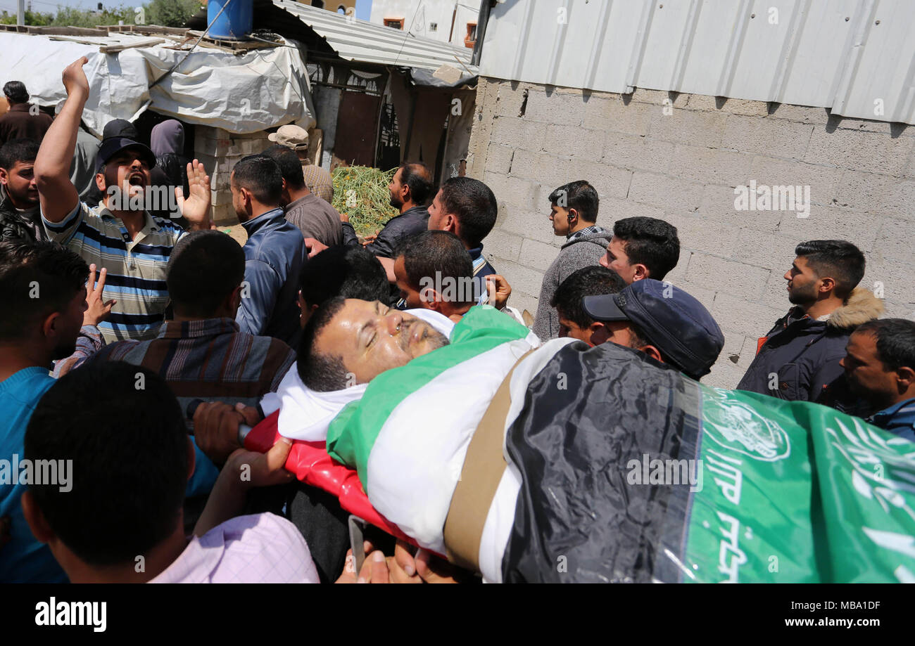 Khan Yunis, Gaza Strip, Palestinian Territory. 9th Apr, 2018. Palestinian relatives carry the body of Marwan Qudeih, who was wounded by Israeli fire east of Khan Yunis on March 30 and later died of his wounds, during his funeral in Khan Yunis, in the southern Gaza Strip on April 9, 2018 Credit: Ashraf Amra/APA Images/ZUMA Wire/Alamy Live News Stock Photo